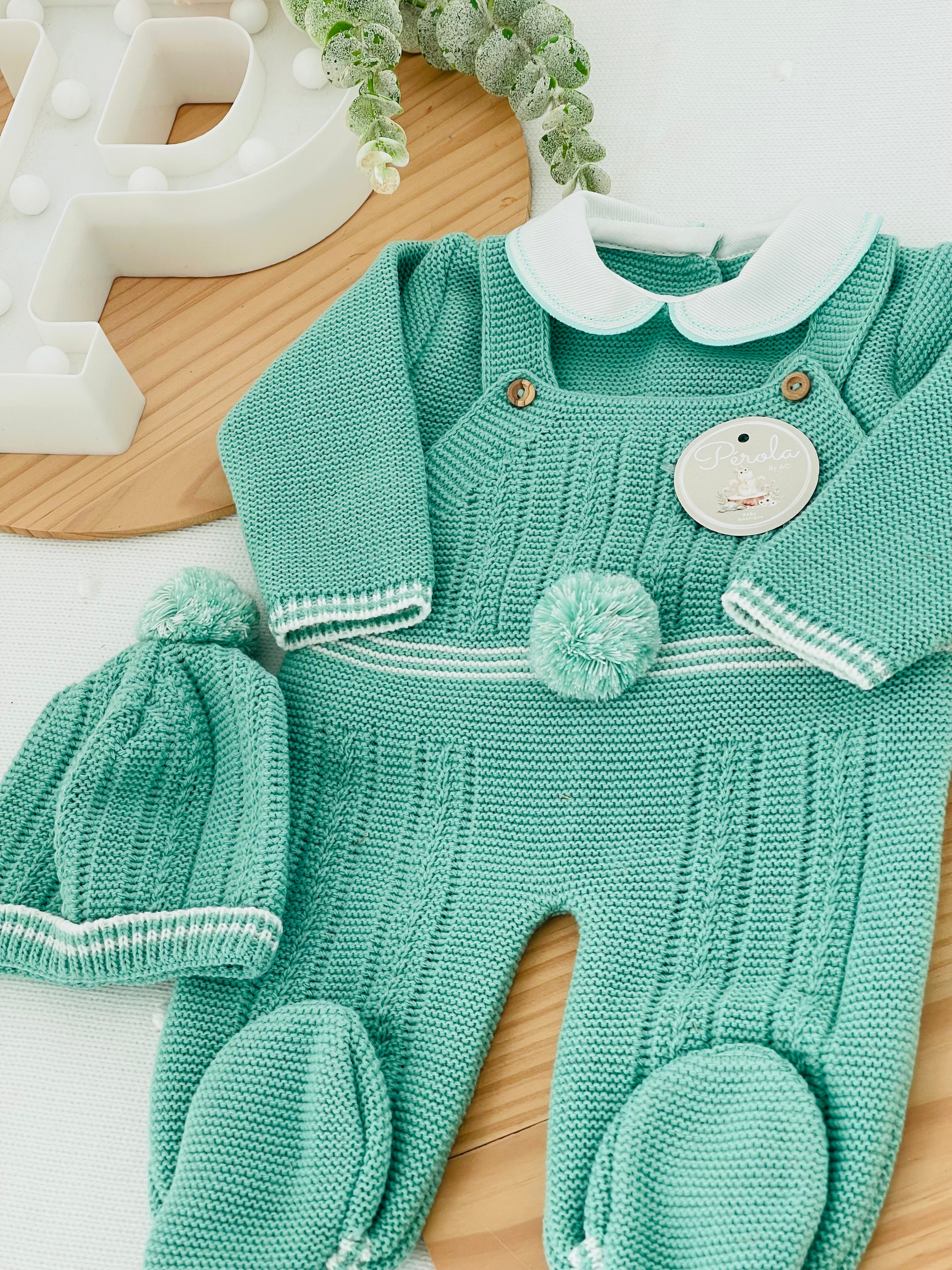 Conjunto Pompom verde: jardineiras, camisola e gorro