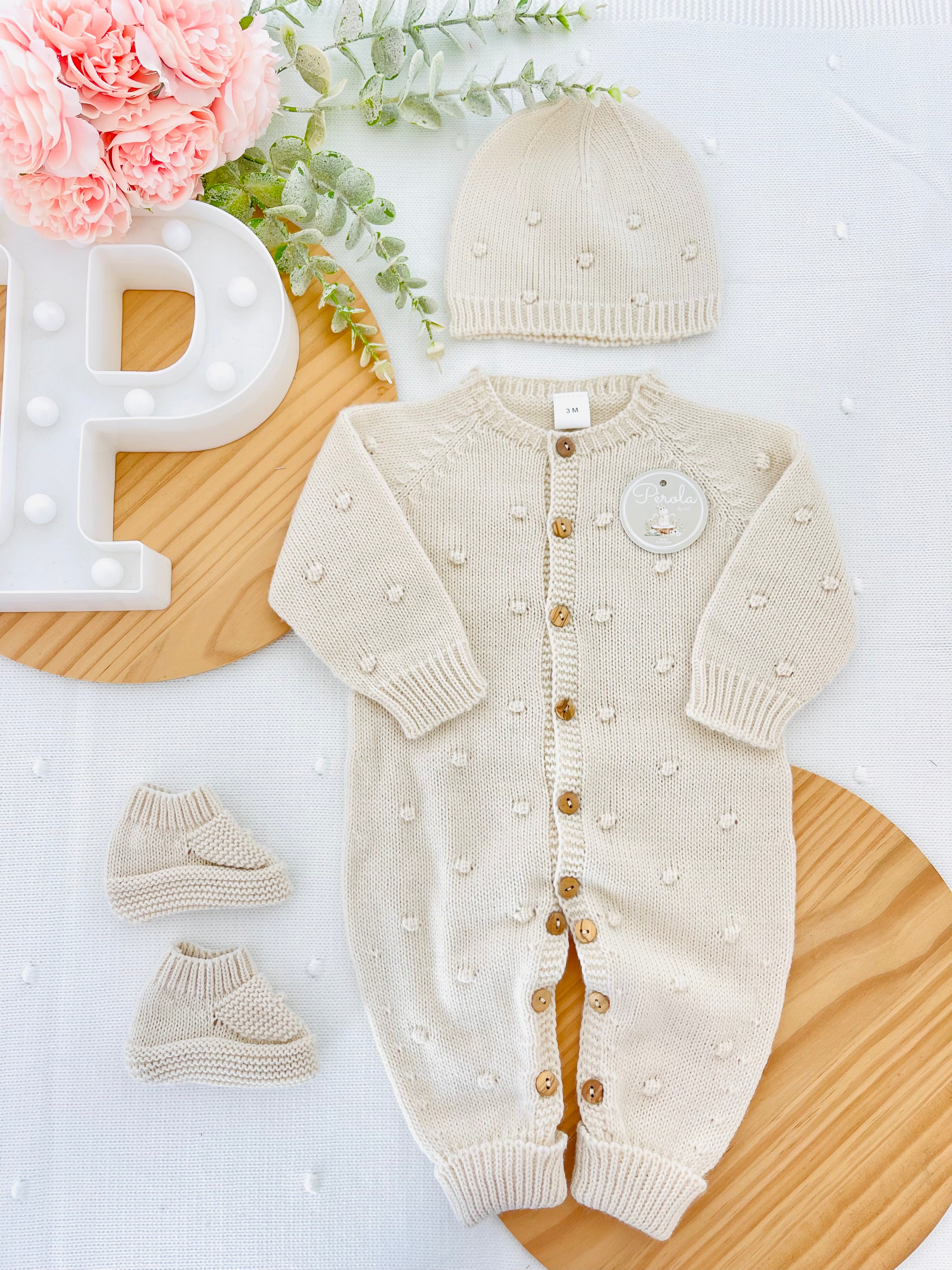 Conjunto bolinhas BEGE: macacão, gorro e carapins de malha