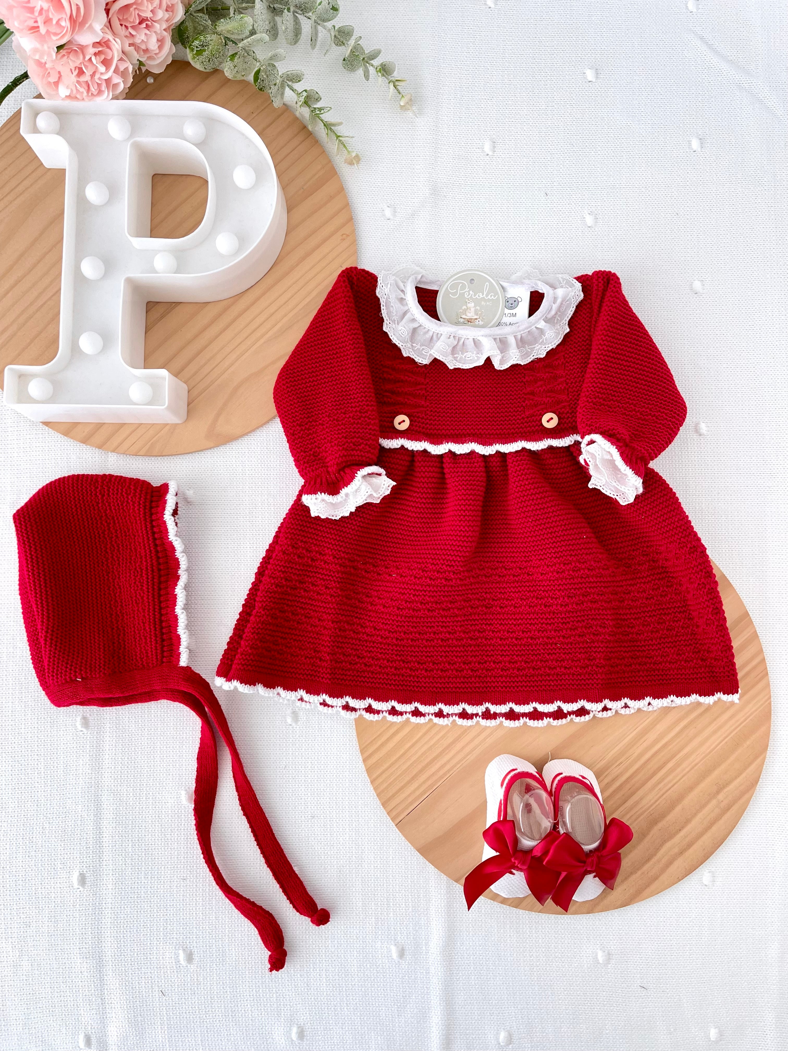 Conjunto em Malha Vermelha com Touca e Sapatinhos