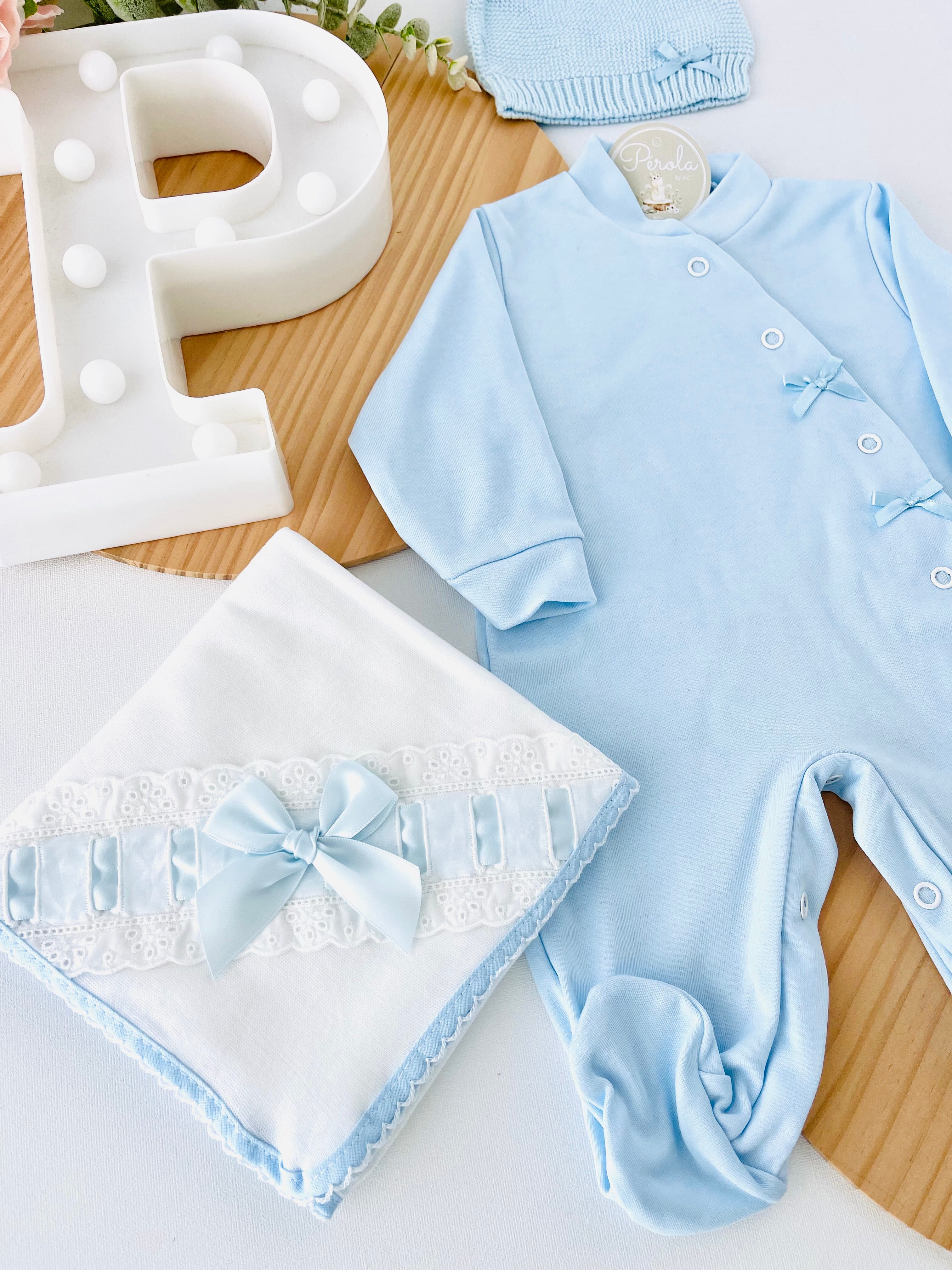 Pack 3 peças AZUL : Babygrow, gorro malha e fralda bordado inglês