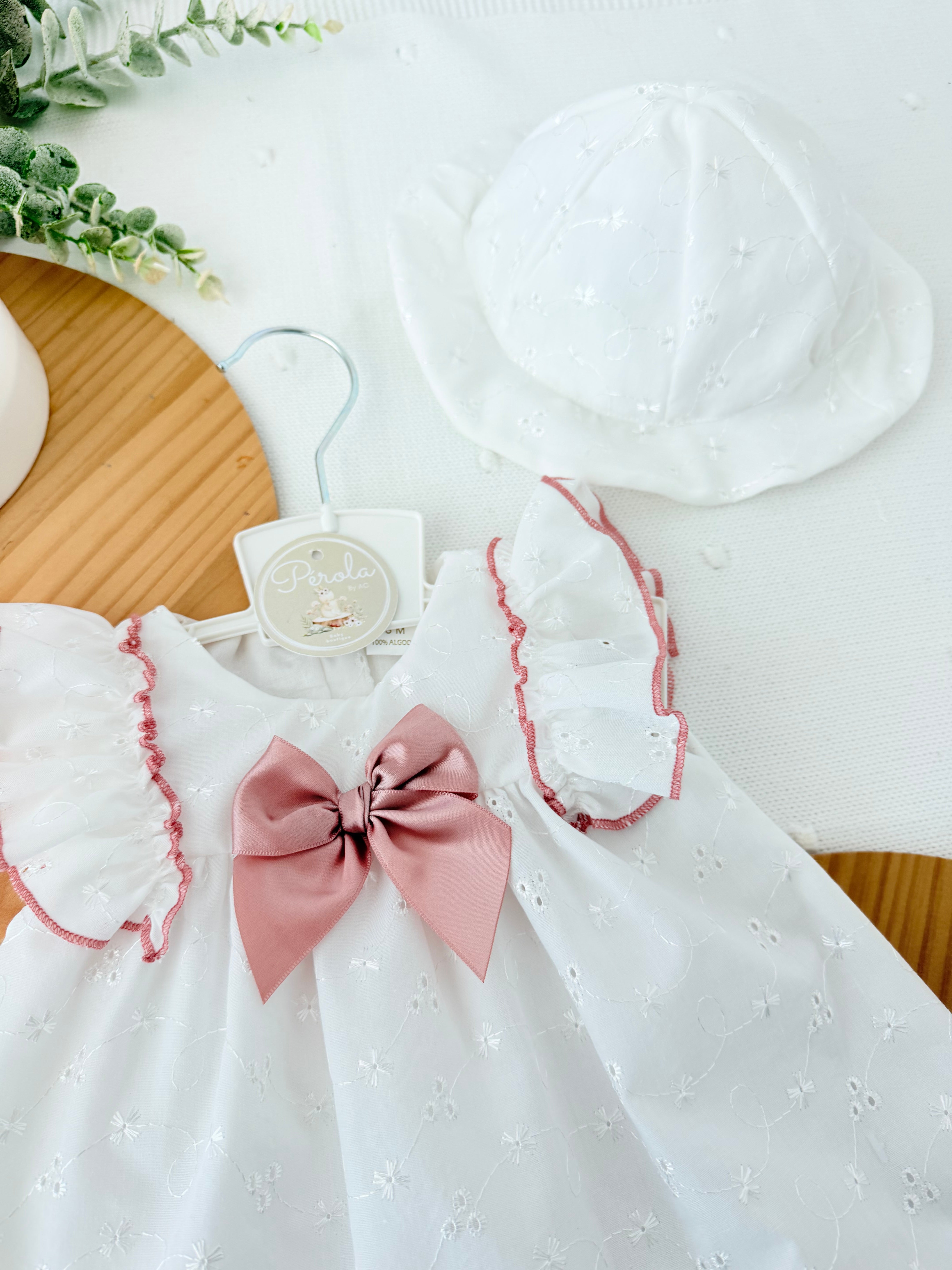 Vestido e chapéu