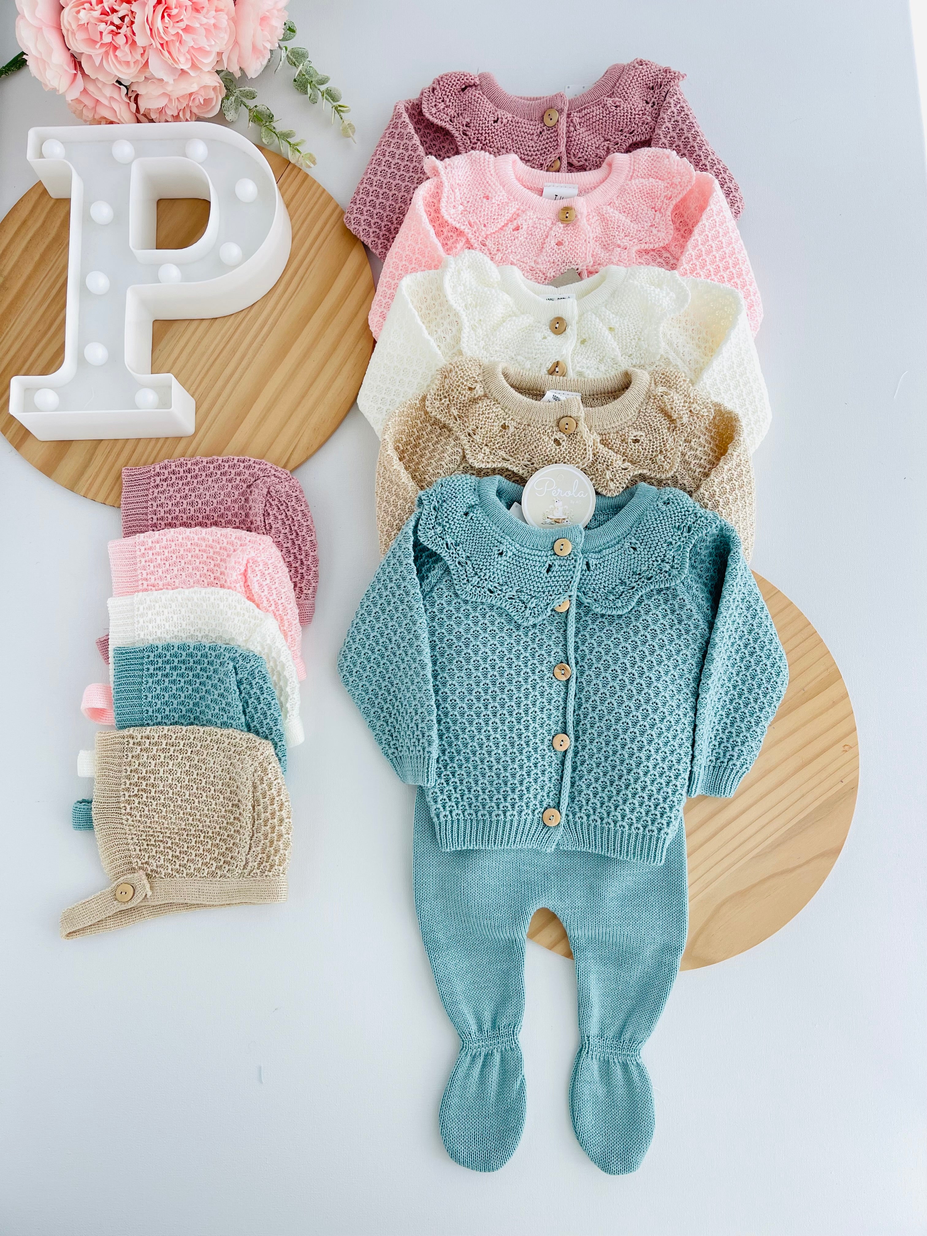 Conjunto malha com golinha: casaco, calças e touca- malha fina