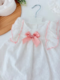 Vestido e chapéu com laço