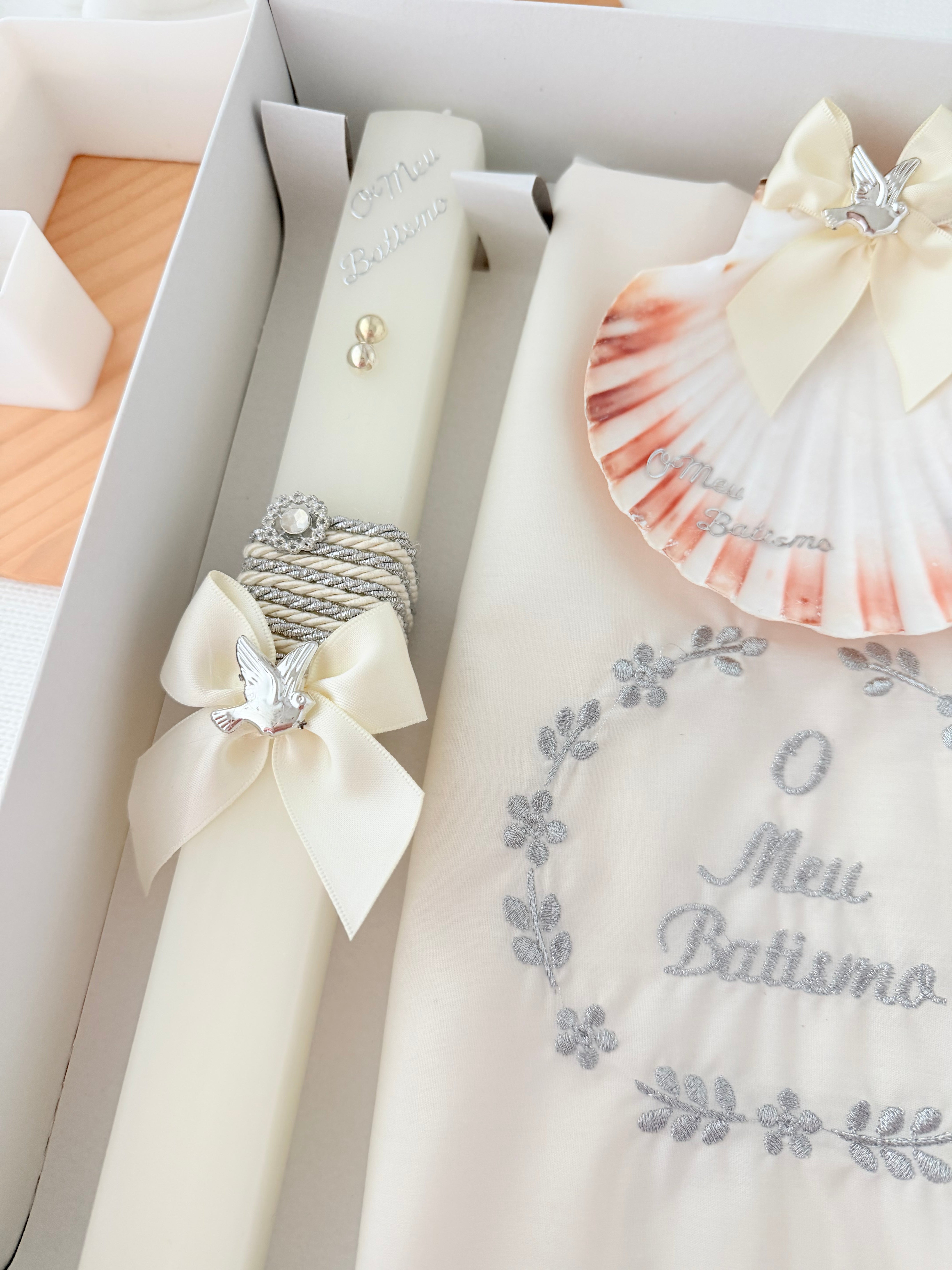 Conjunto para Batizado: vela Quadrada , toalha e concha- Pomba Prateado