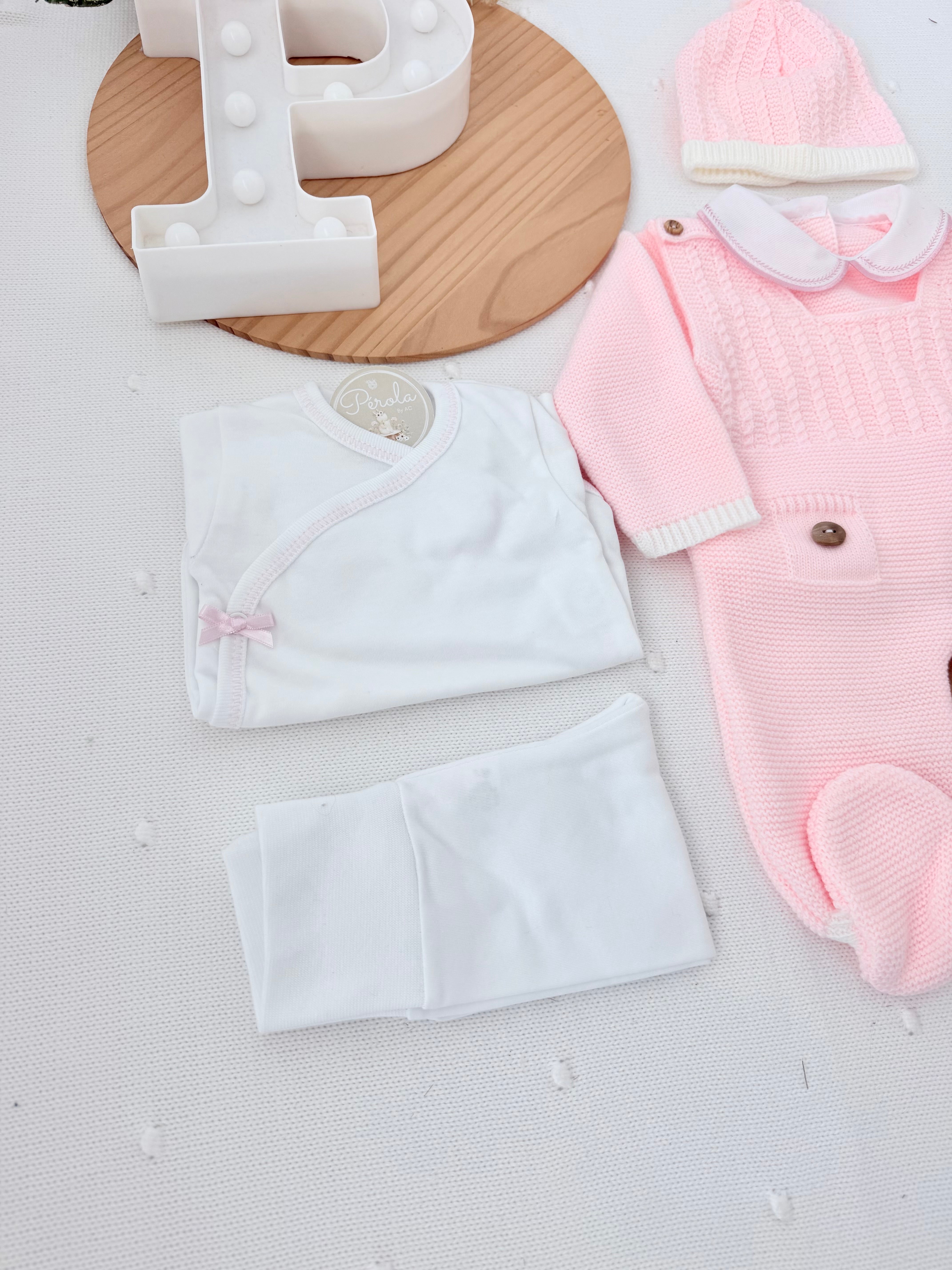 Pack saída de maternidade rosa 5 peças: body, calças, jardineiras, camisola e gorro