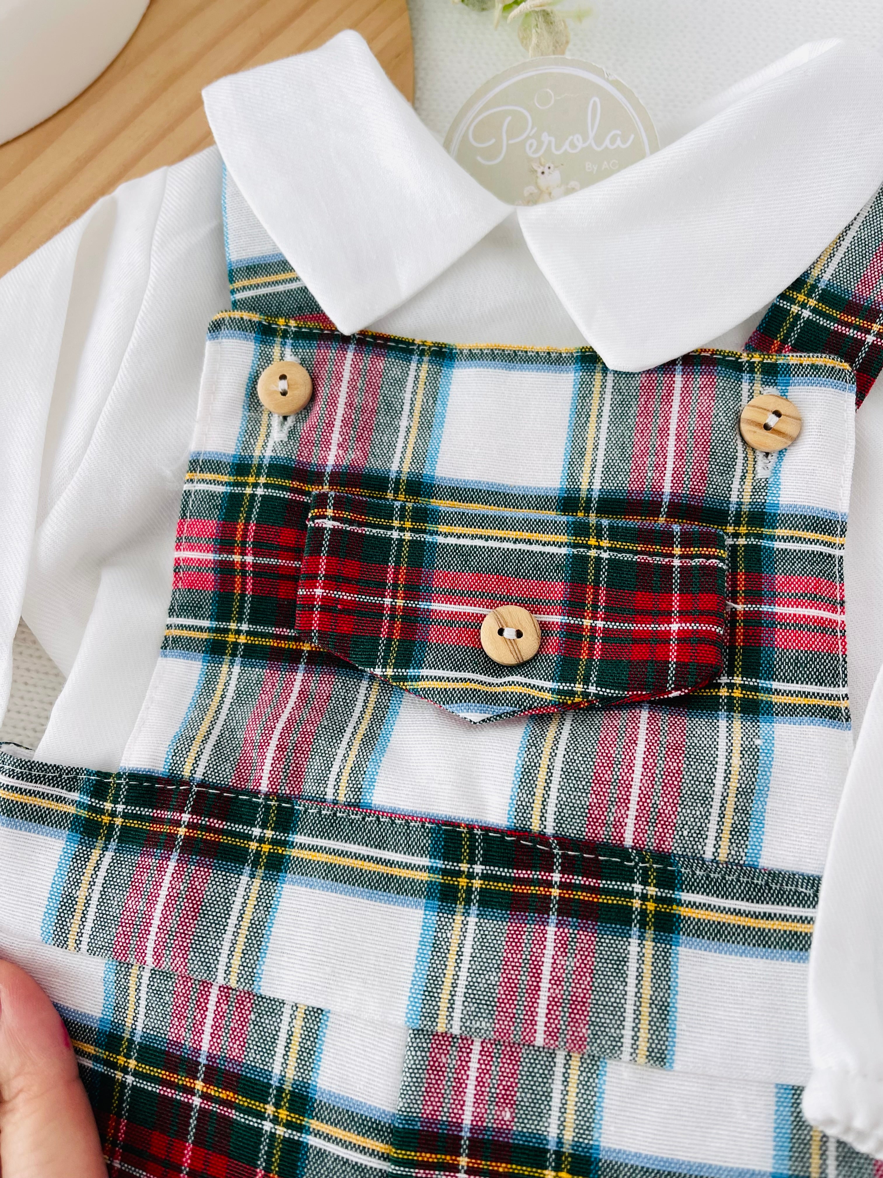 Jardineiras e camisa magia do Natal