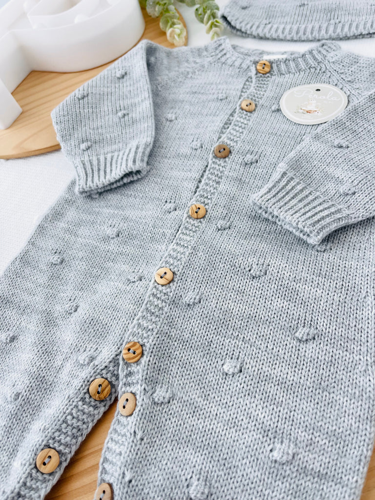 Conjunto bolinhas: macacão, gorro e carapins de malha