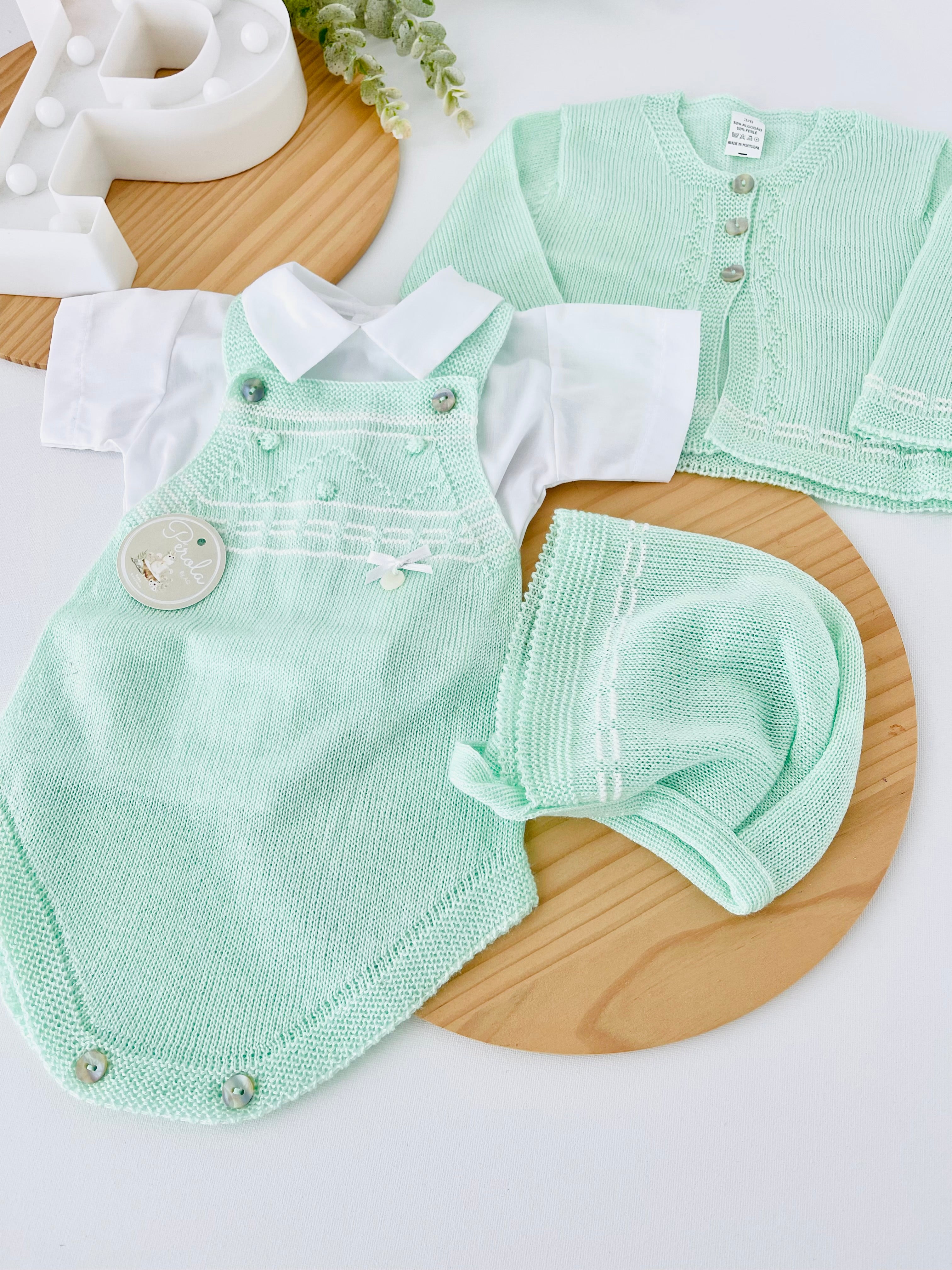 Conjunto 4 peças: fofo, camisa, touca e casaco