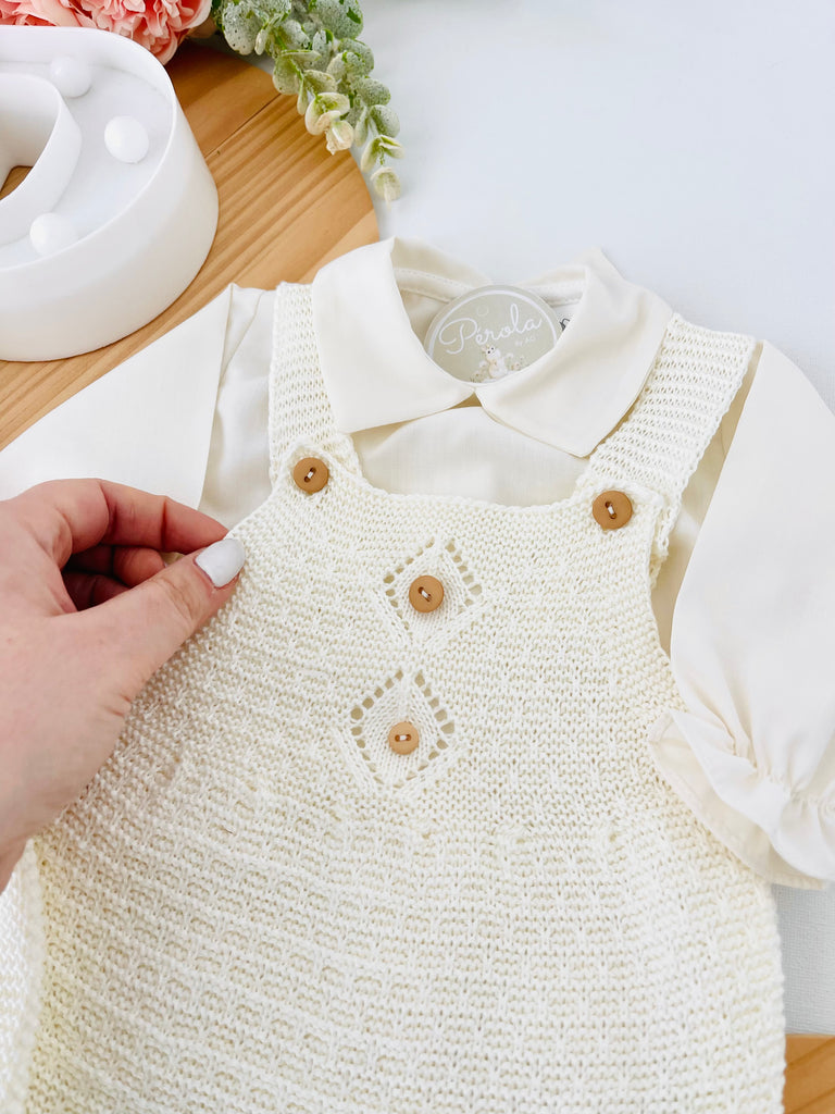 Saída de maternidade: camisa, gorro e jardineiras com pé