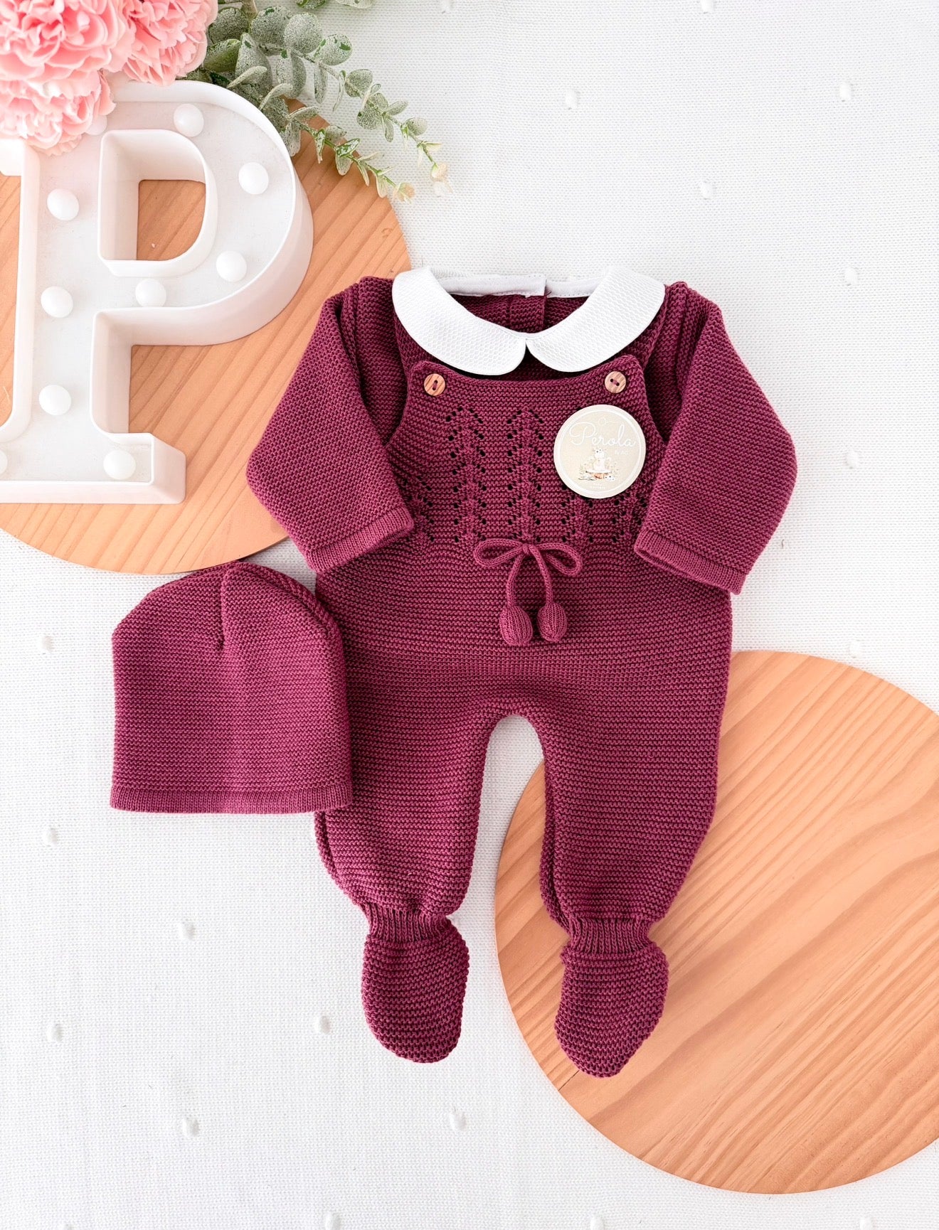 Saída de maternidade beringela: jardineiras, camisola e gorro