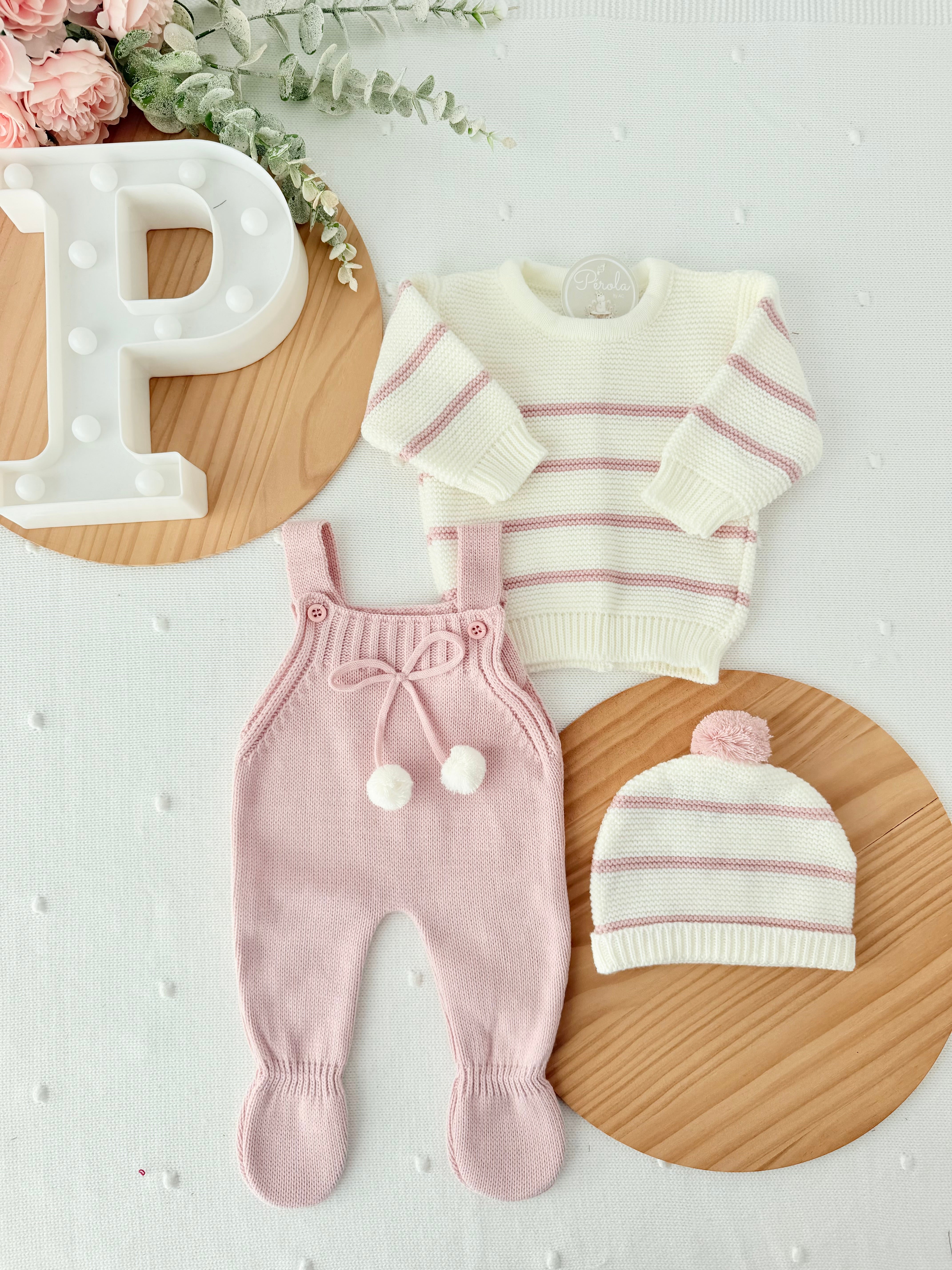 Conjunto risquinhas rosa: jardineiras, camisola e gorro