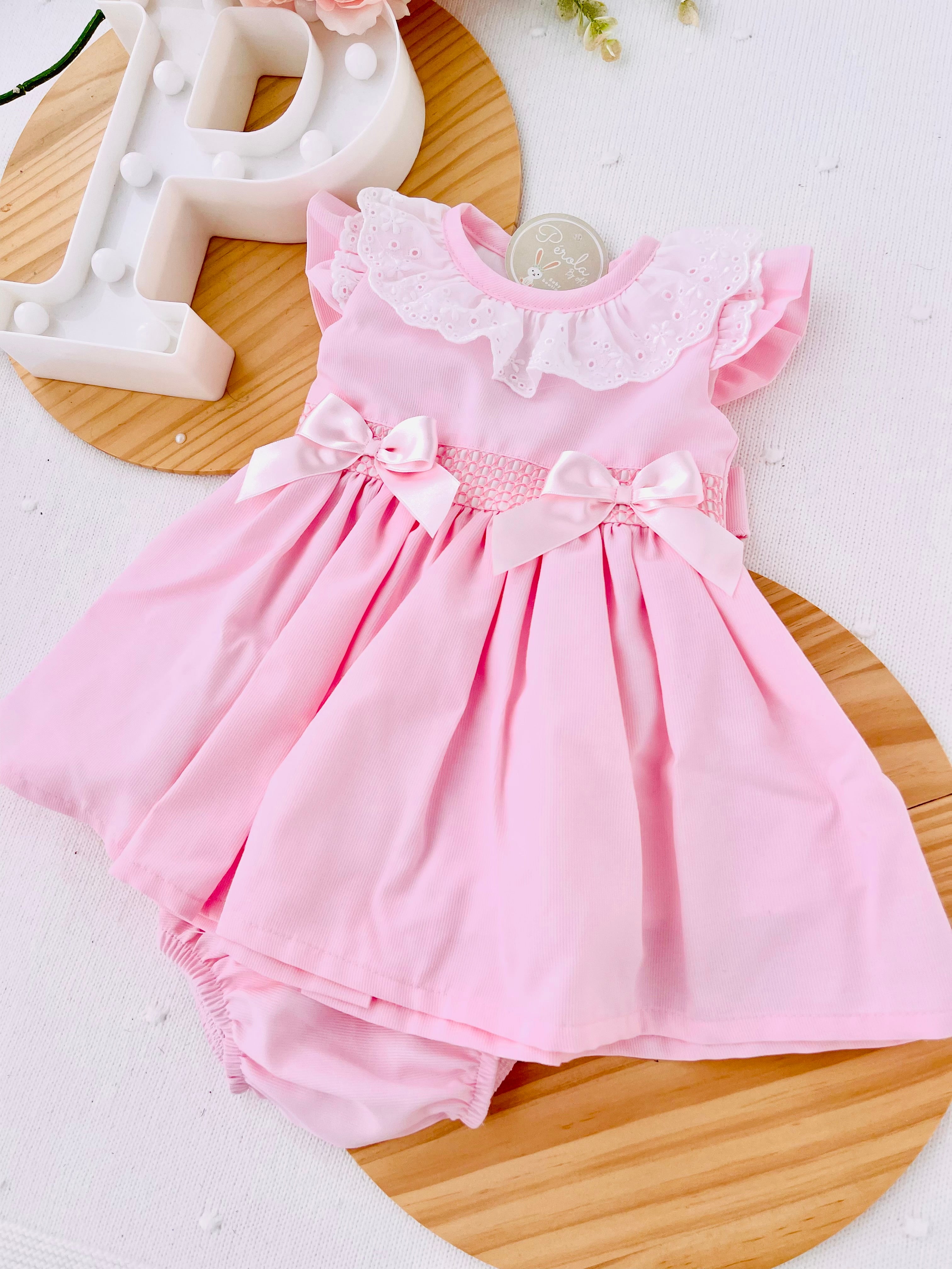 Conjunto cerimónia rosa: vestido com laço grande nas costas e tapa fraldas