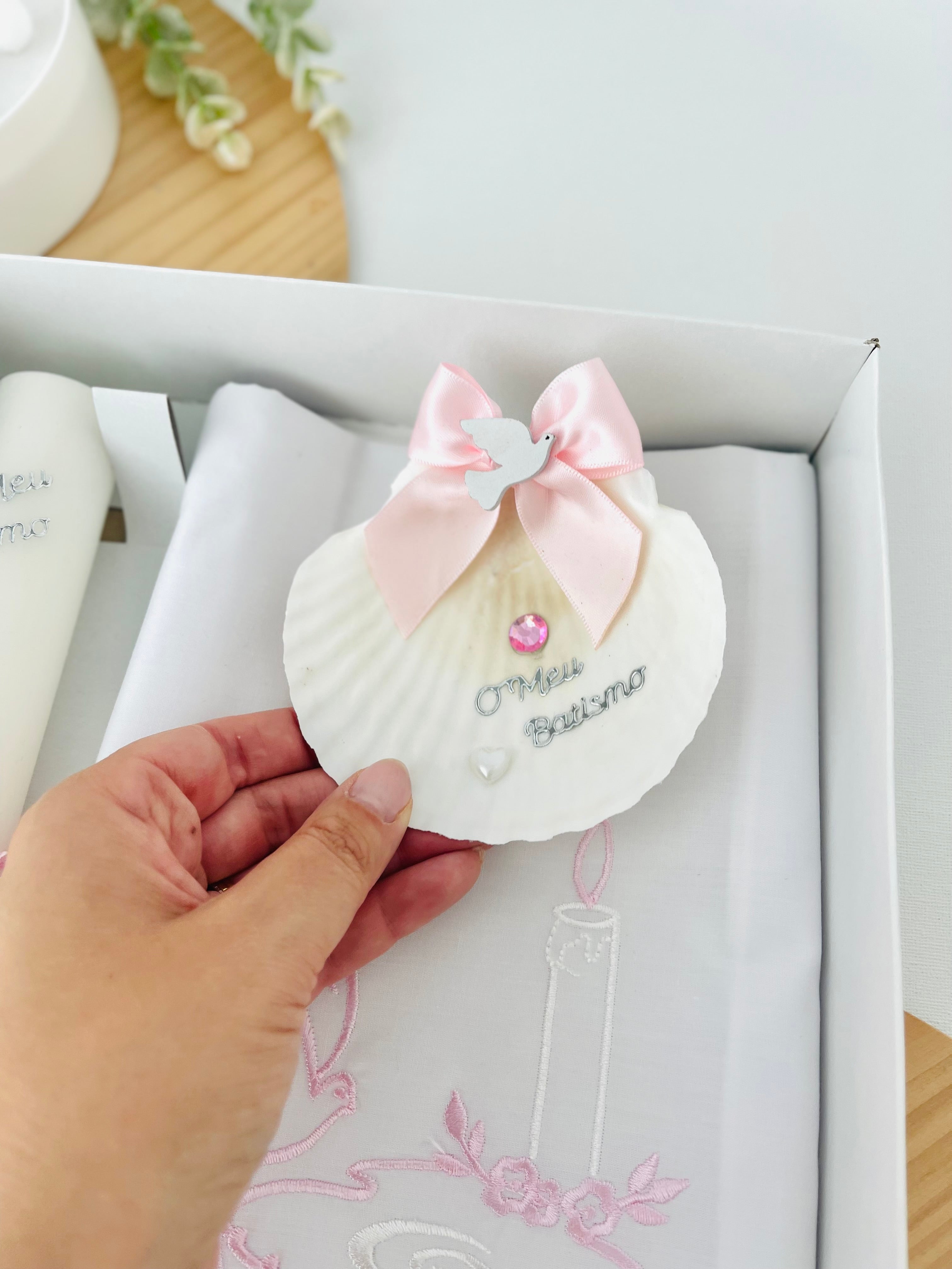 Conjunto para Batizado: vela, toalha e concha Batizado Pomba
