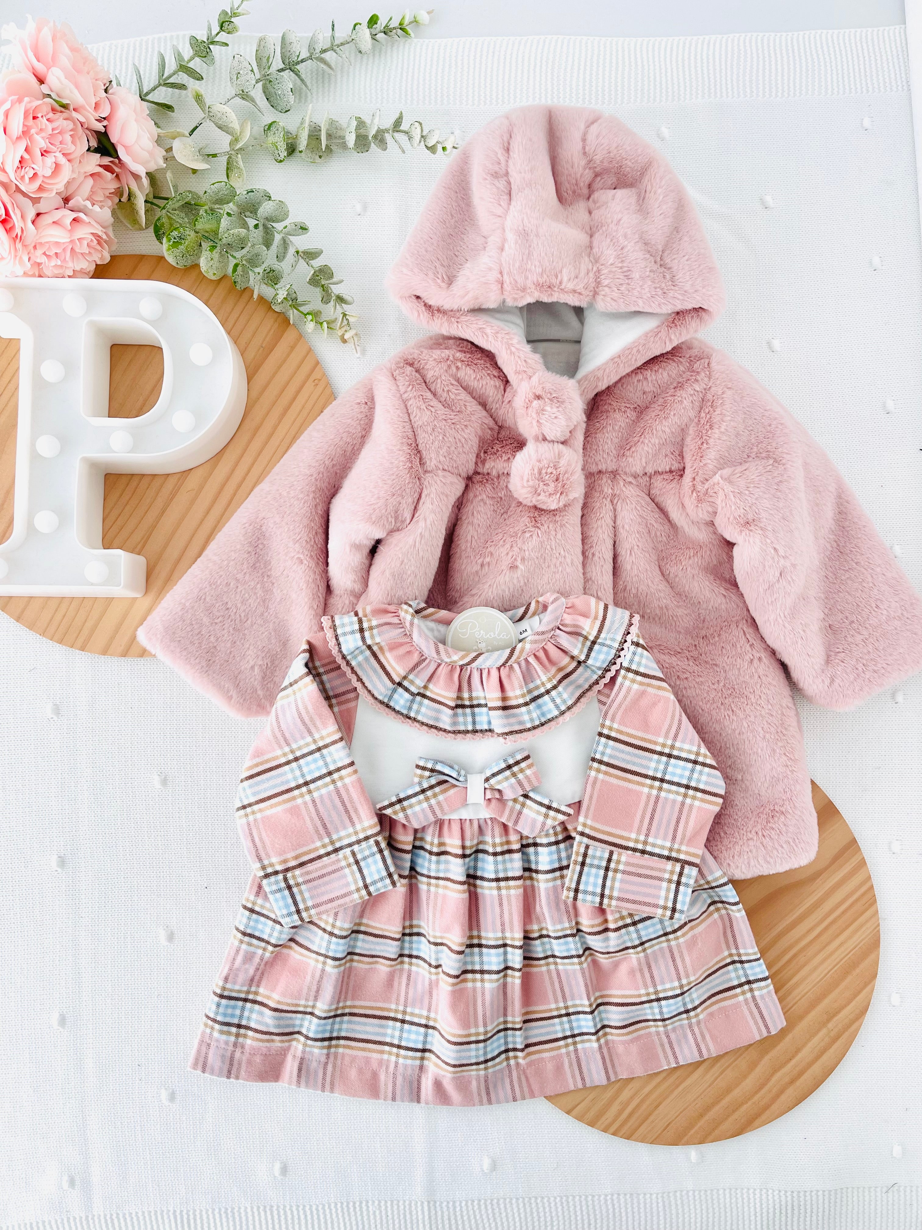 Conjunto Bela: casaco de pêlo comprido e vestido