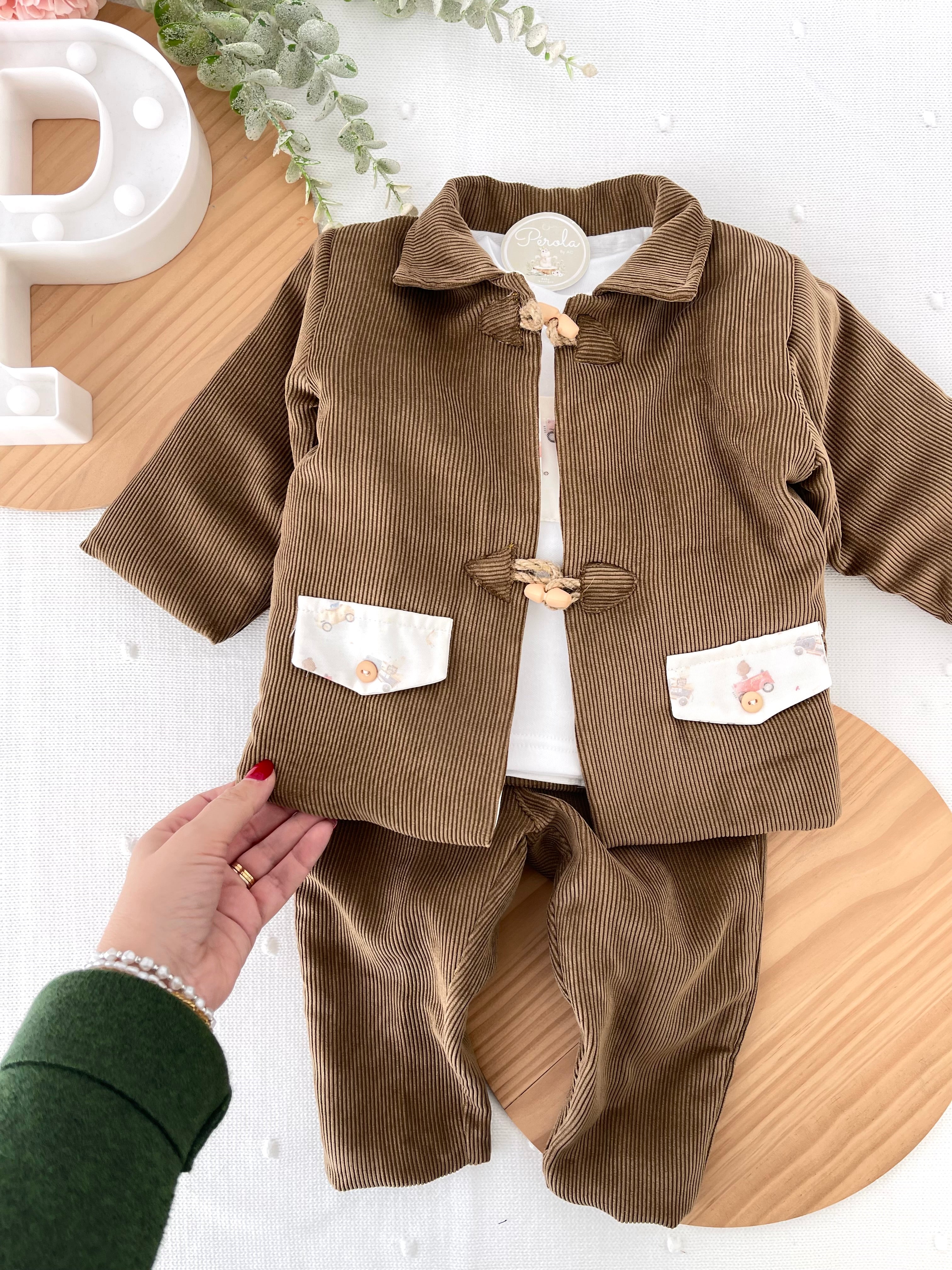 Conjunto menino bombazine 3 peças: casaco, calças e camisola