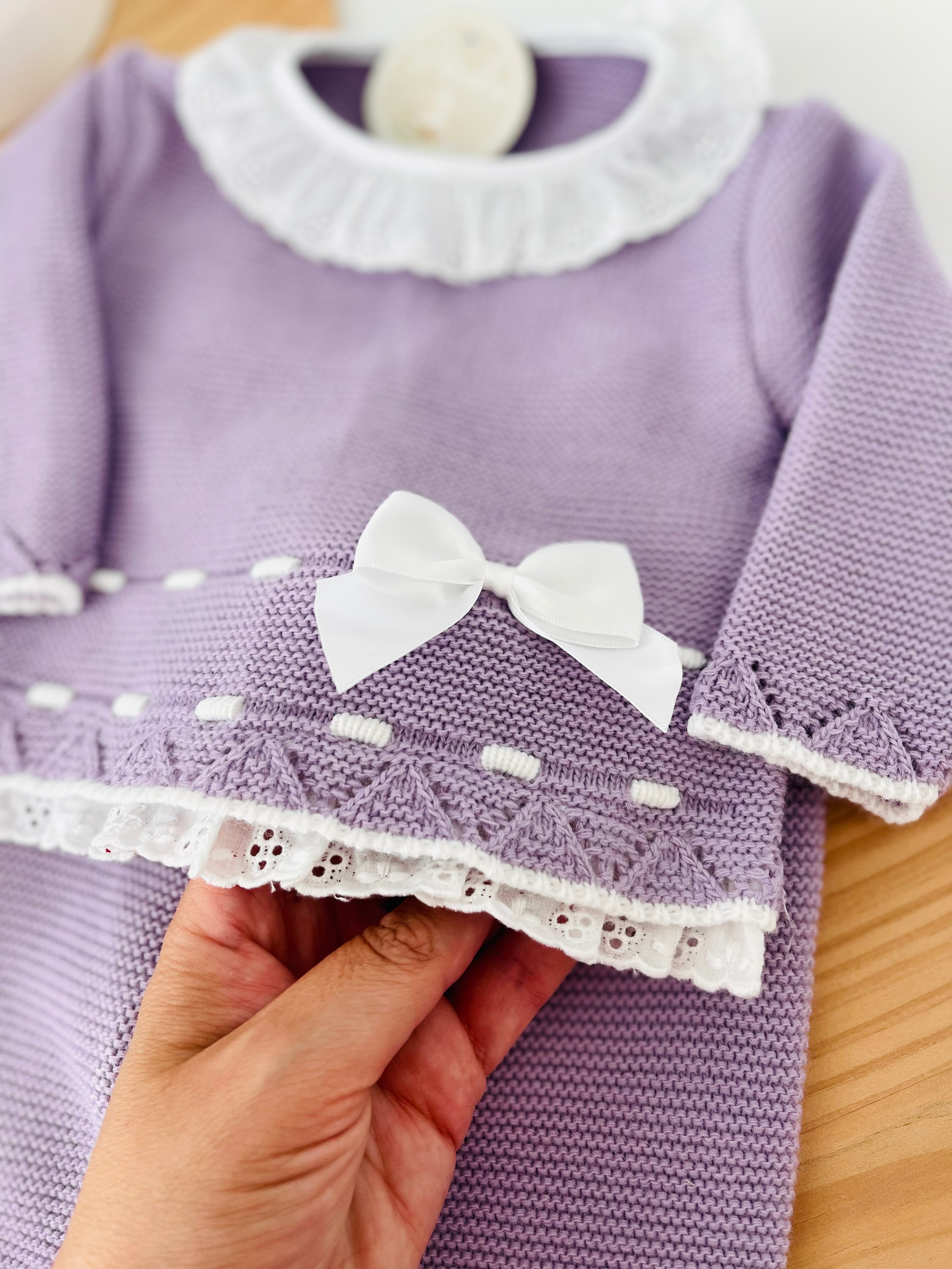 Conjunto rendinha lilás: camisola, calças e touca