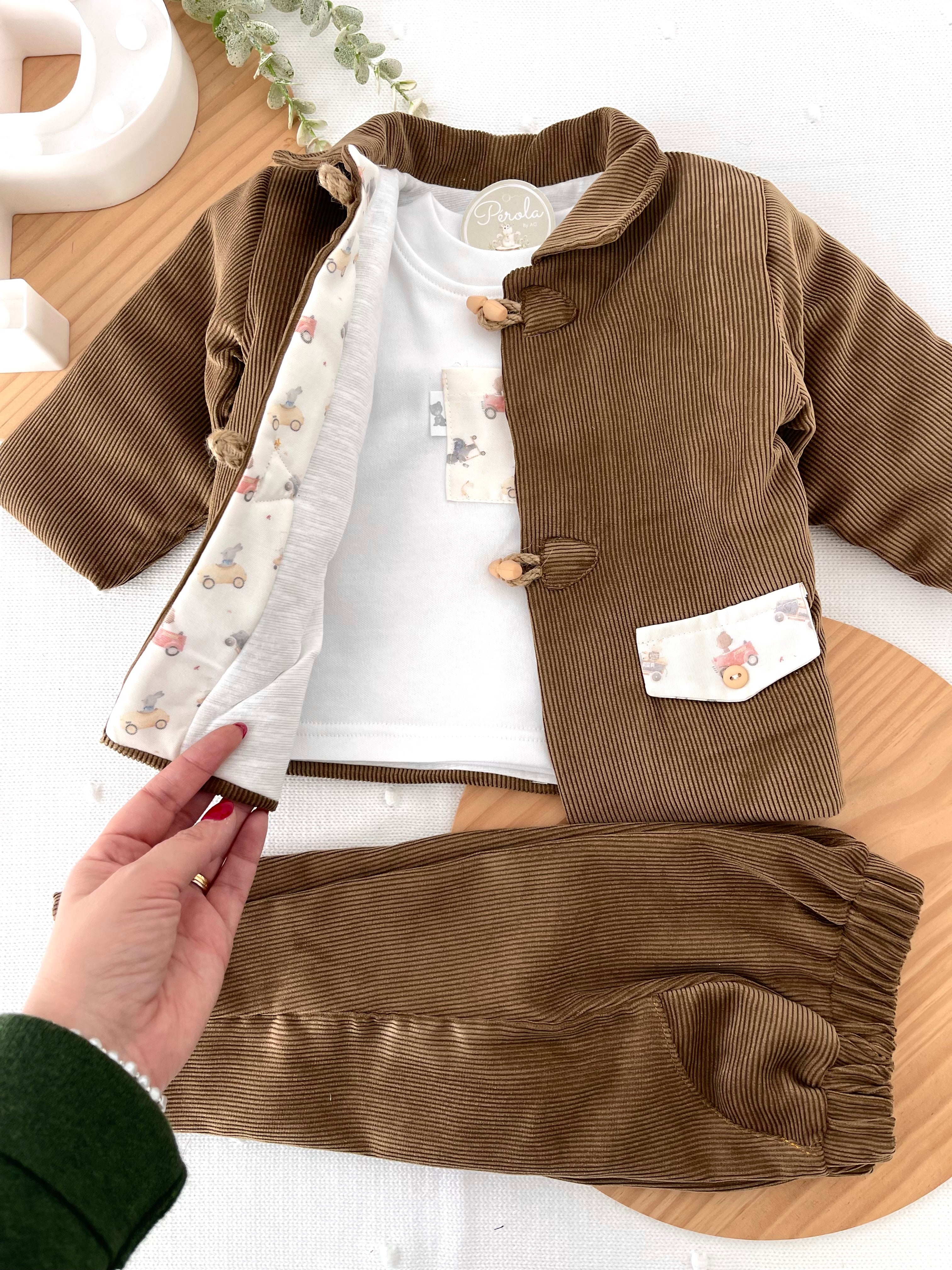 Conjunto menino bombazine 3 peças: casaco, calças e camisola