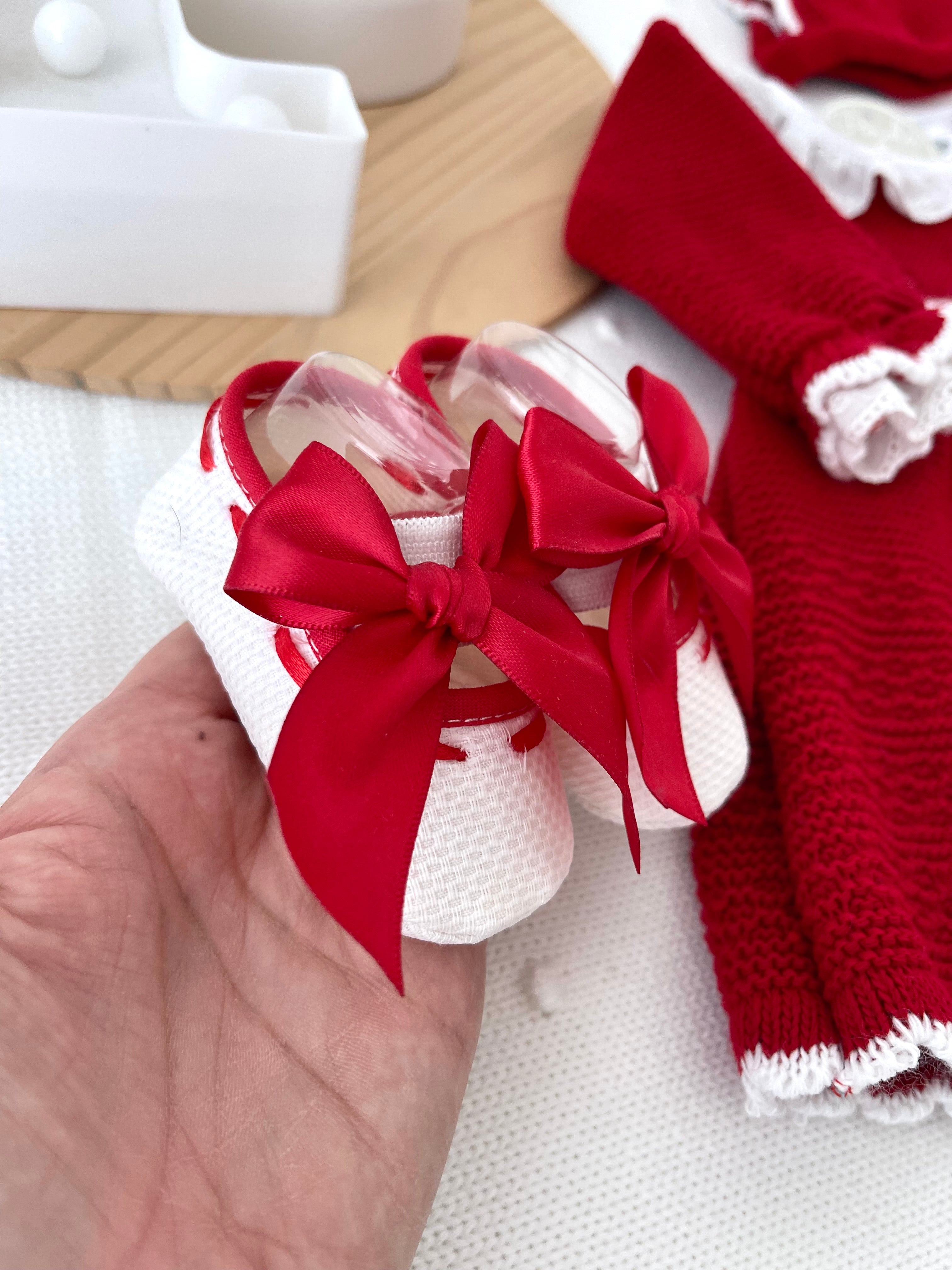 Conjunto em Malha Vermelha com Touca e Sapatinhos