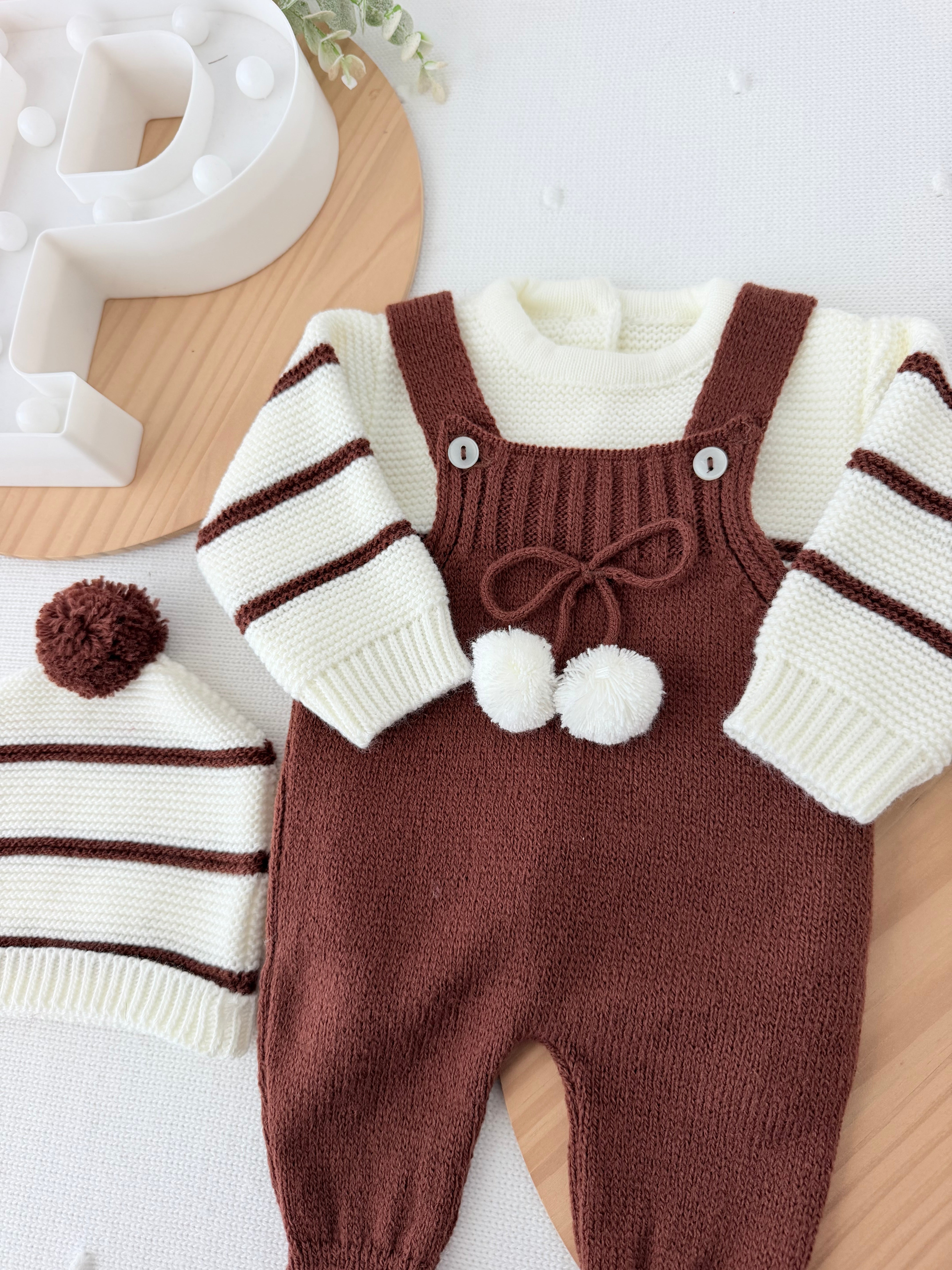 Conjunto risquinhas castanho: jardineiras, camisola e gorro