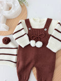 Conjunto risquinhas castanho: jardineiras, camisola e gorro