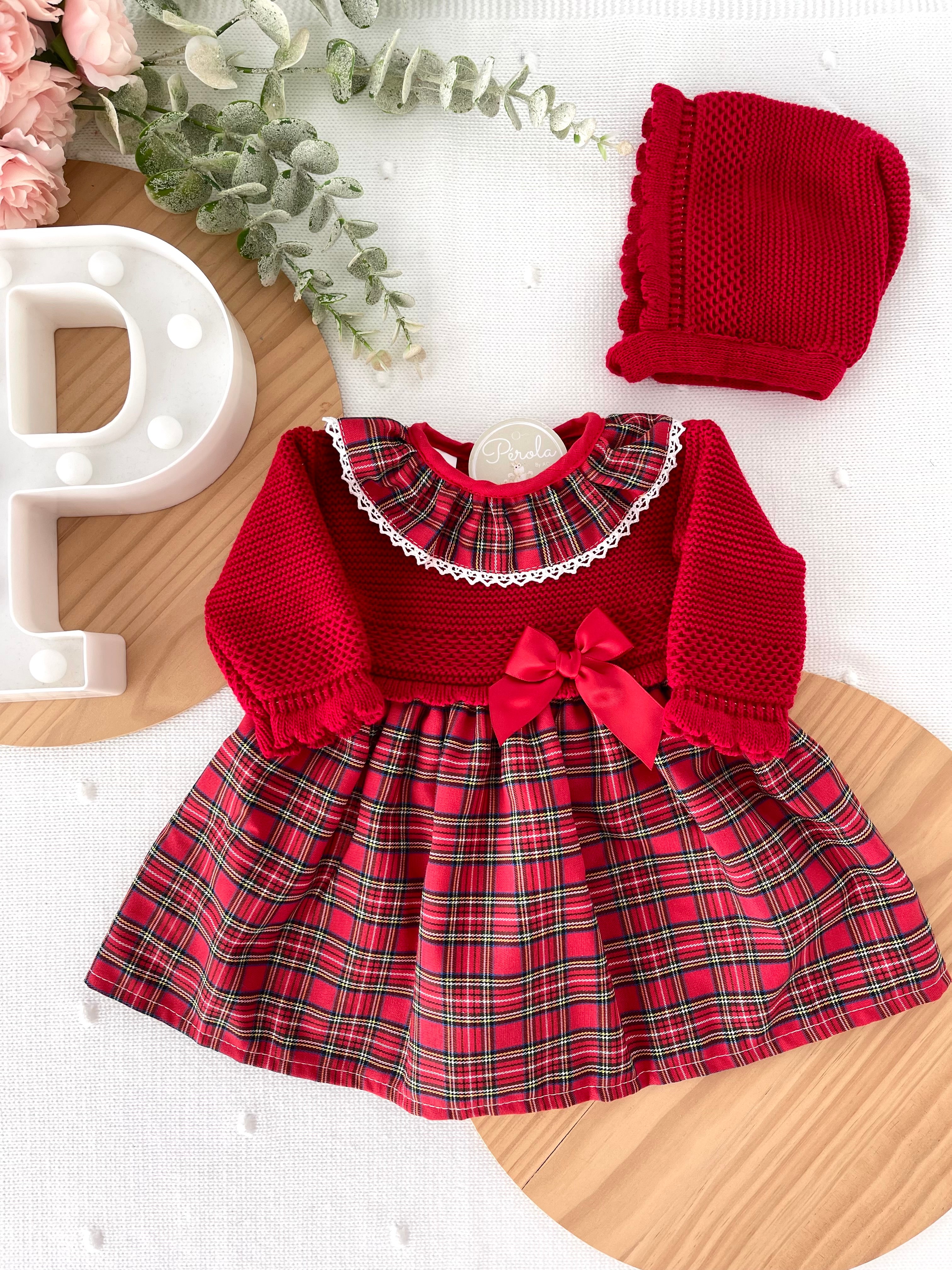 Vestido e touca malha e xadrez com laço vermelho