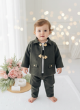 Conjunto menino em fazenda 3 peças: casaco, calças e camisola