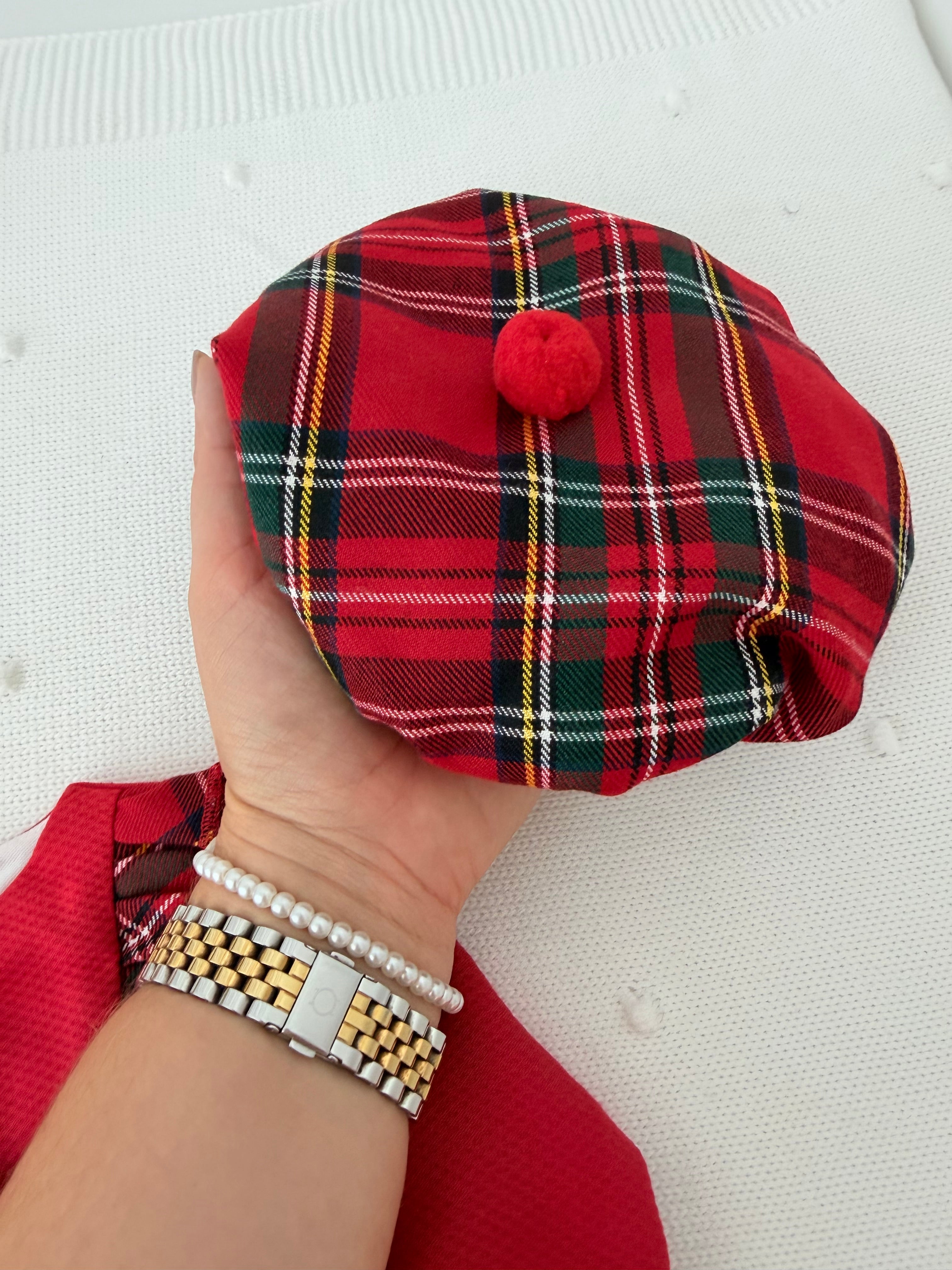 Vestido e boina em vermelho