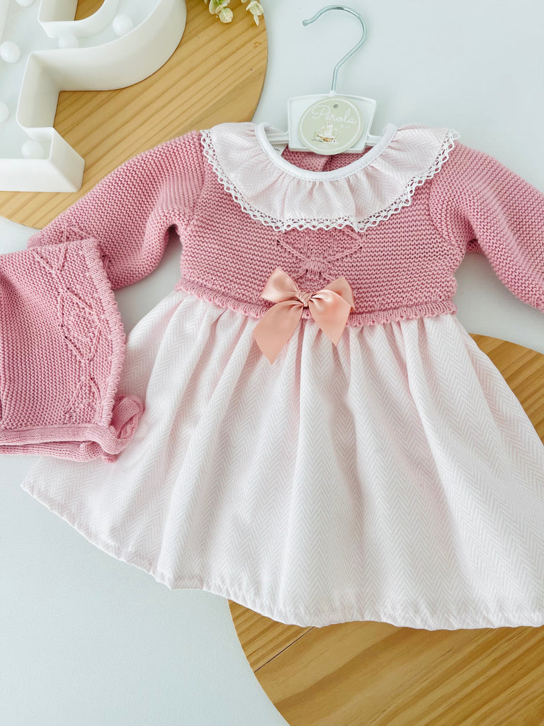 Vestido e touca rosa velho