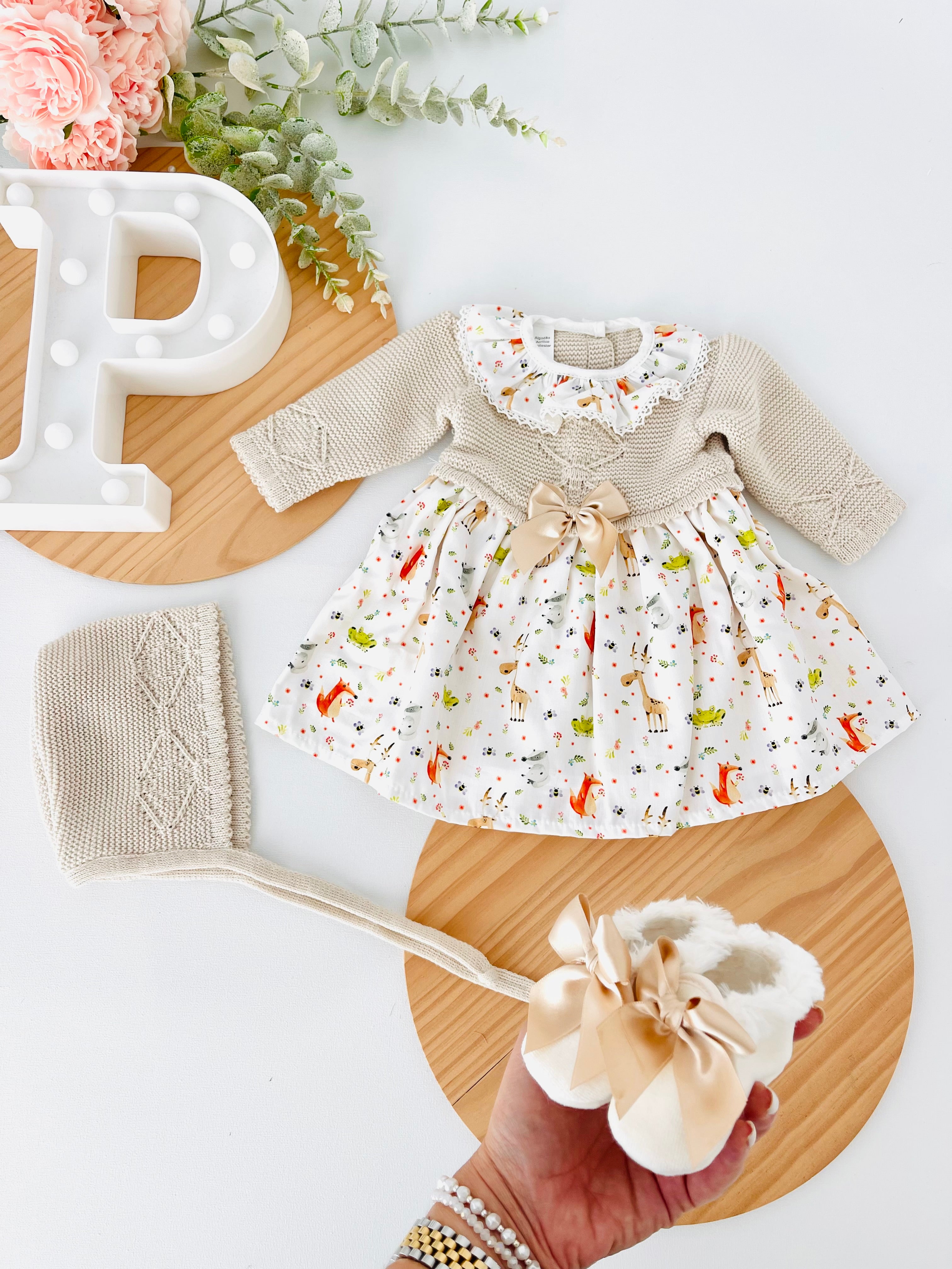 Vestido e touca Bege