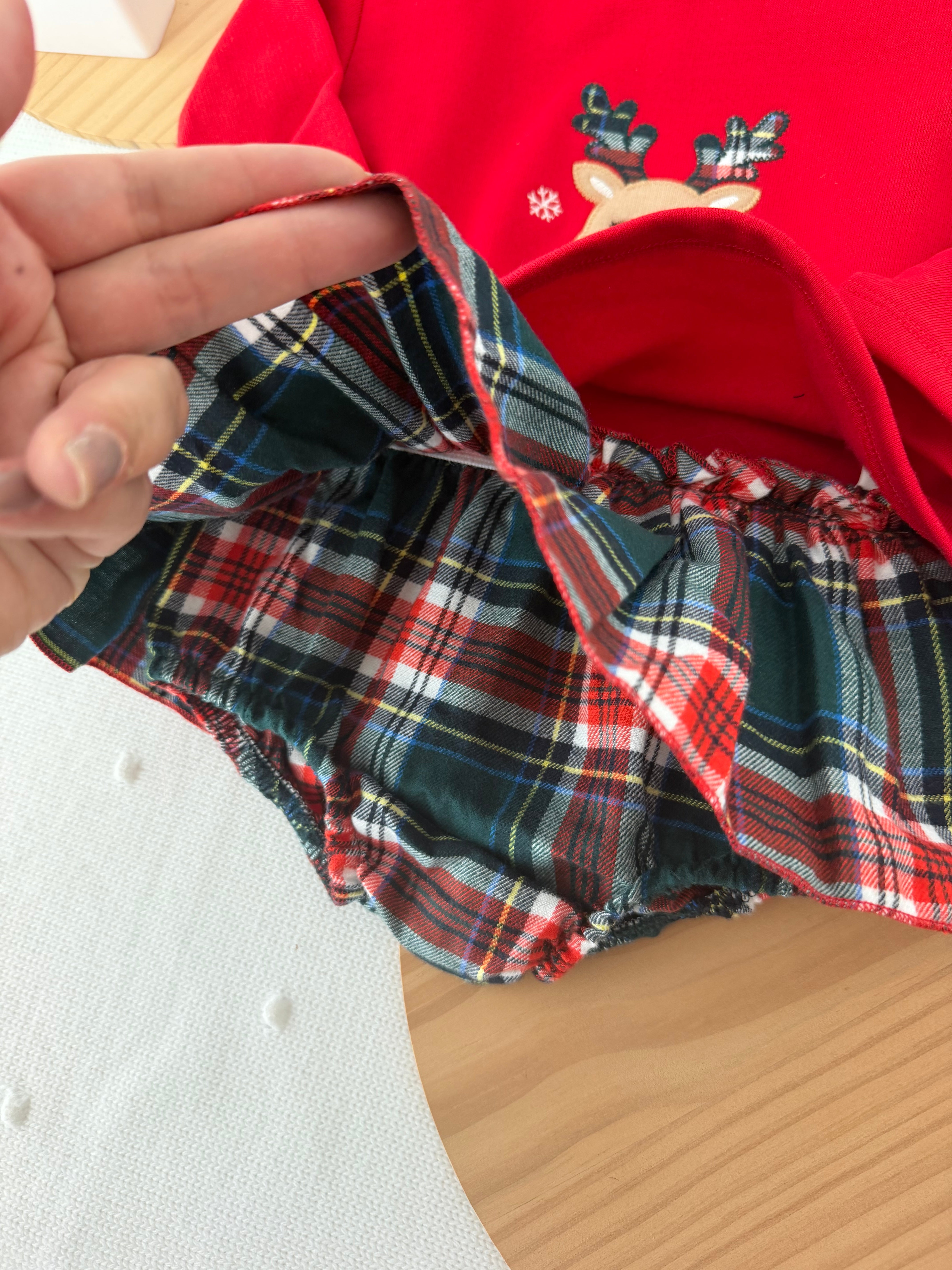 Conjunto Renas menina: camisola com capuz e saia/tapa fraldas