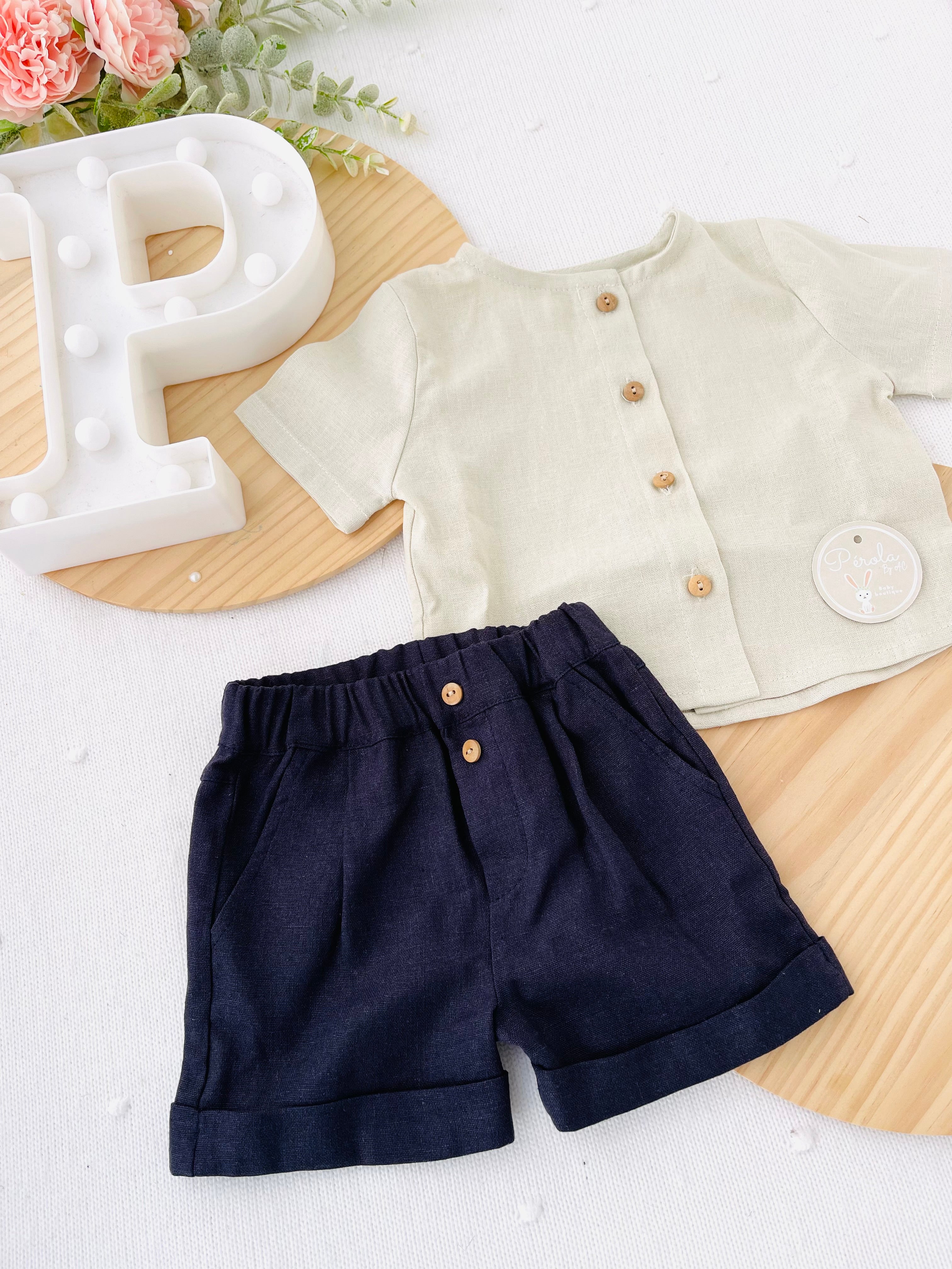 Camisa e calções estilo linho