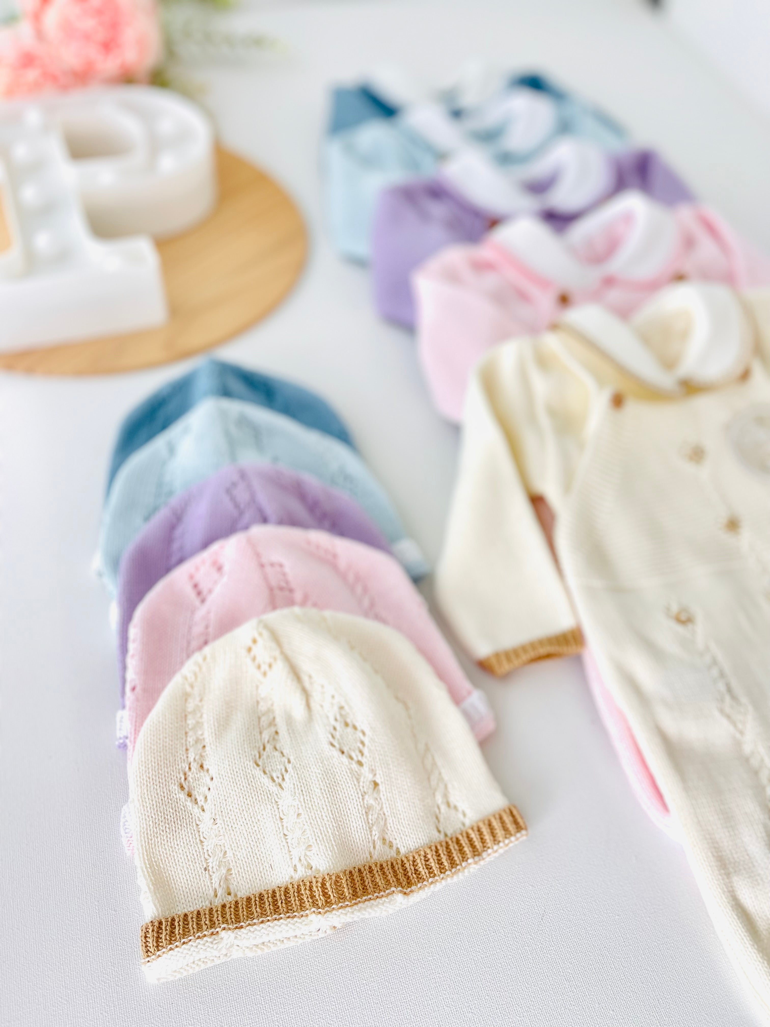 Saída de maternidade algodão doce: jardineiras, camisola e gorro - 100% algodão