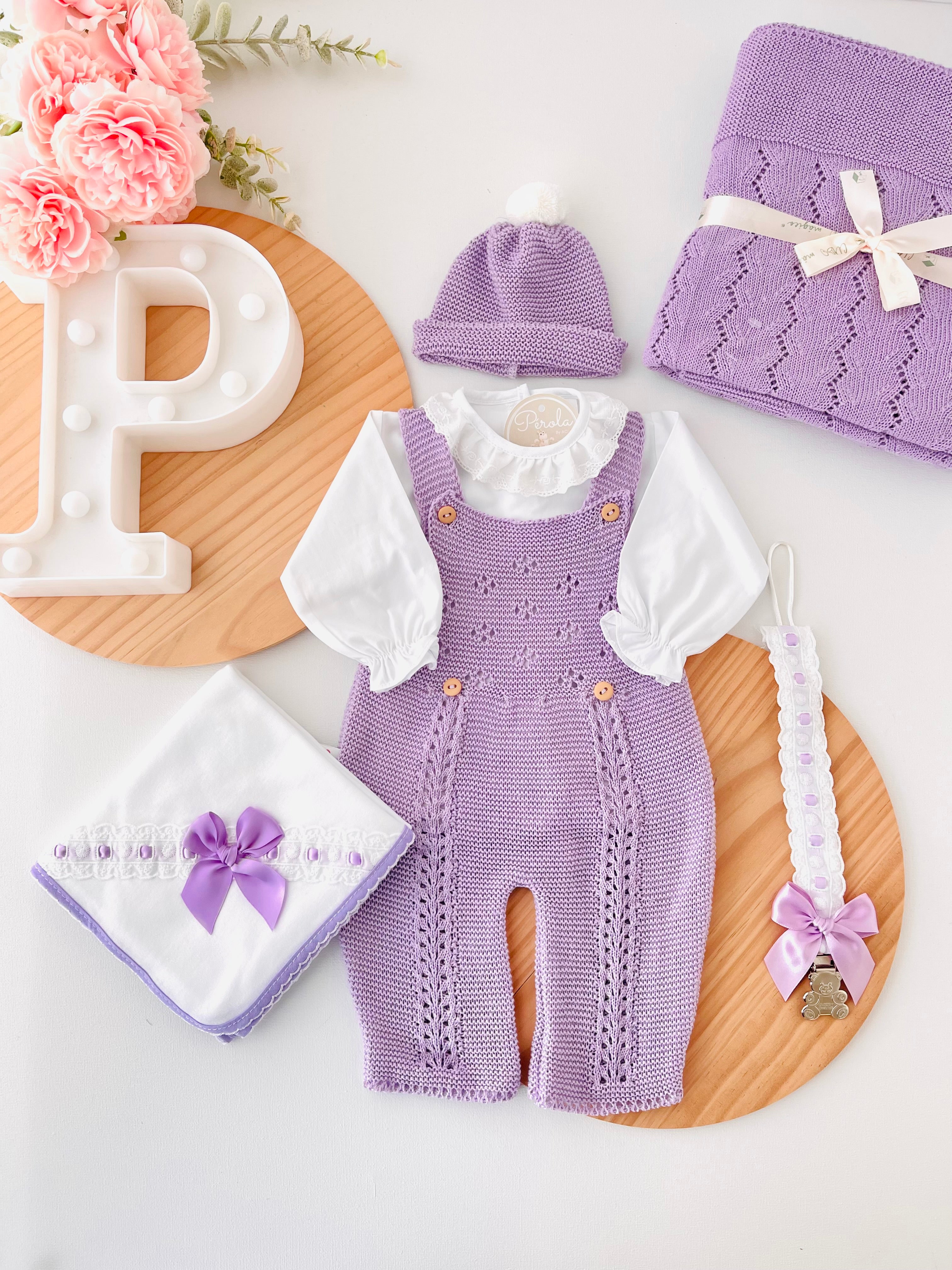 Saída de maternidade lilás: jardineiras, blusa e gorro 100% algodão Primavera/Verão