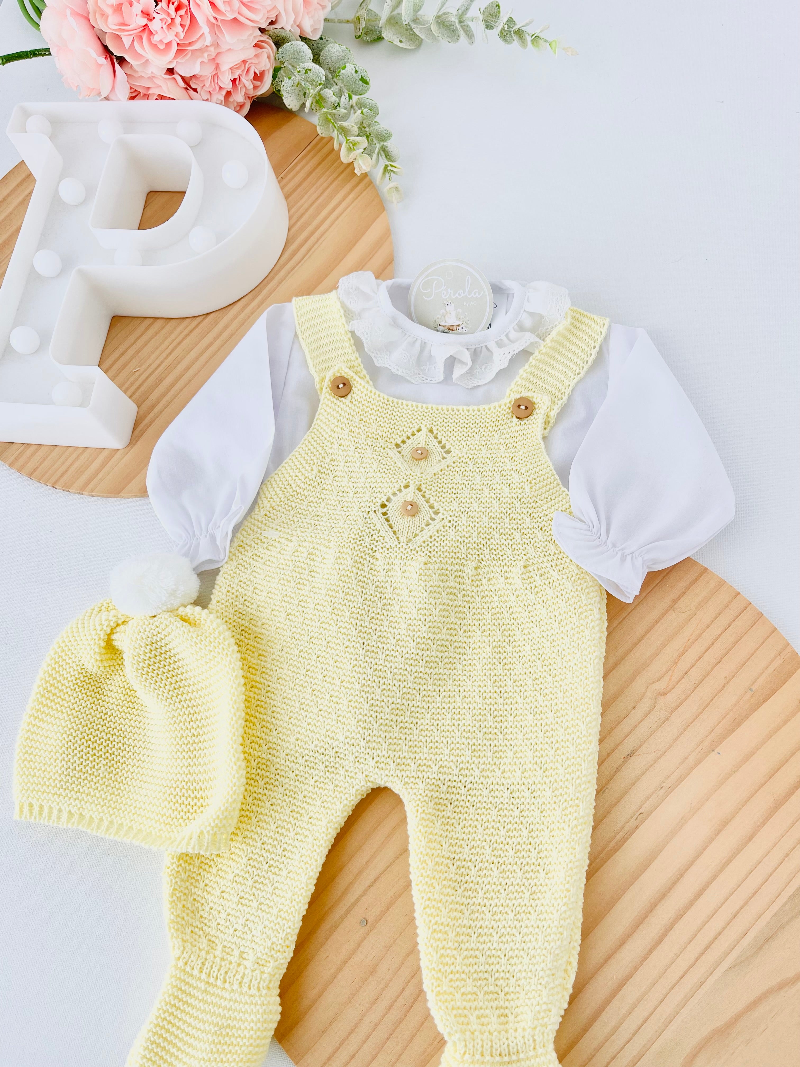 Saída de maternidade: blusa, gorro e jardineiras pé