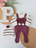 Conjunto risquinhas berinjela: jardineiras, camisola e gorro