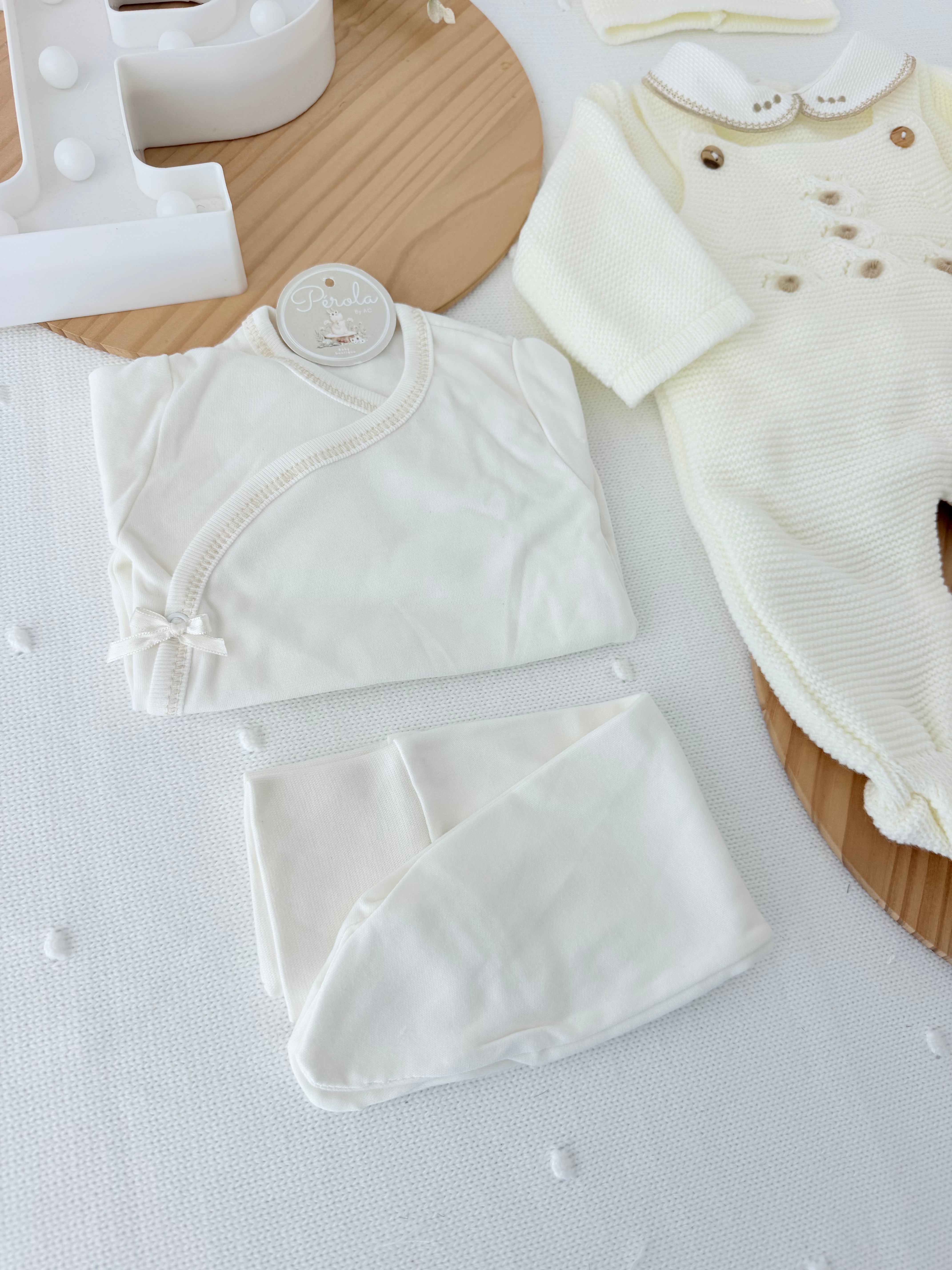 Pack saída de maternidade Pérola 5 peças: body, calças, jardineiras, camisola e gorro