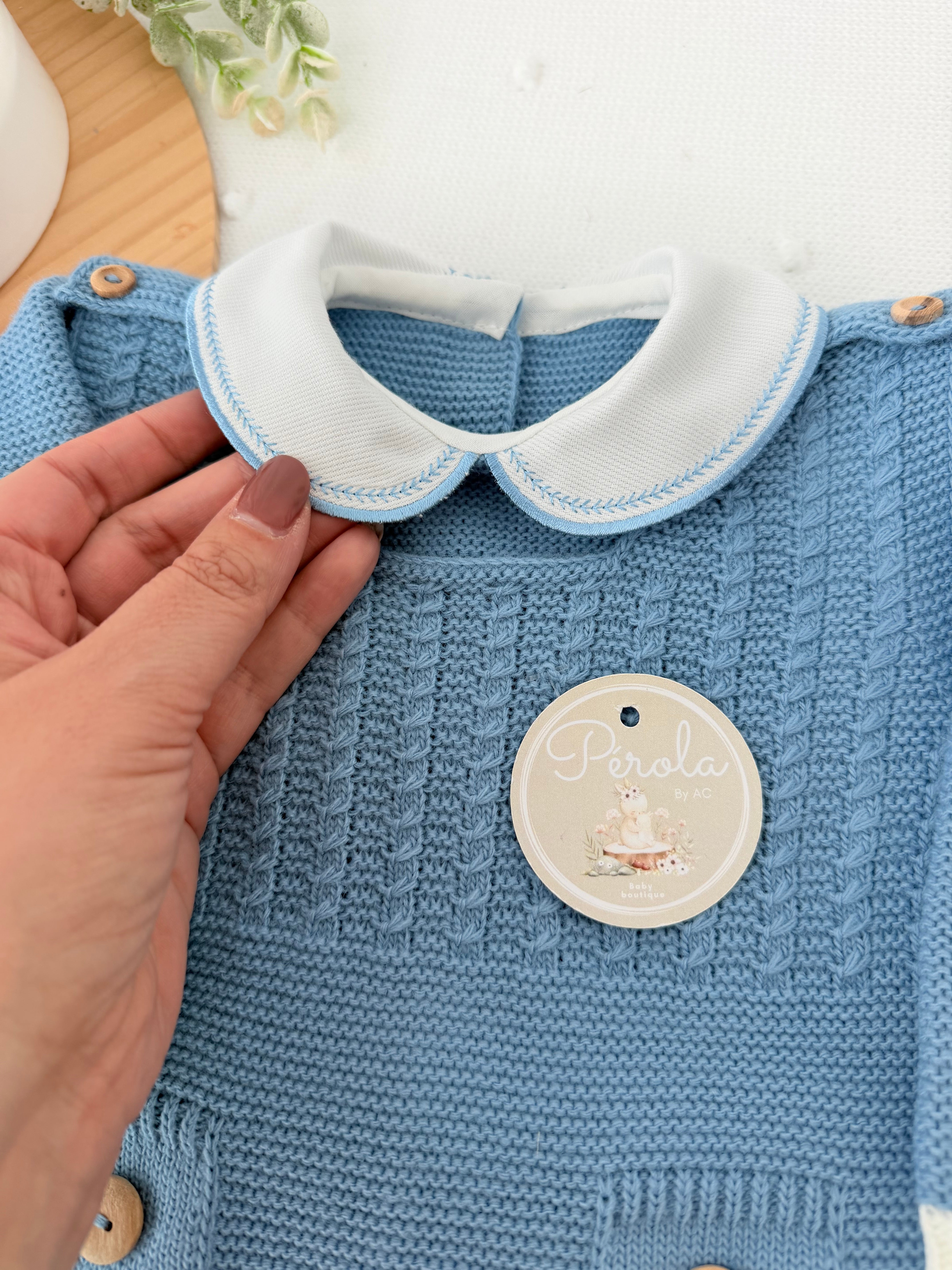 Saída de maternidade azul cobalto: jardineiras, camisola e gorro malha quentinha