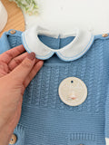 Saída de maternidade azul cobalto: jardineiras, camisola e gorro malha quentinha