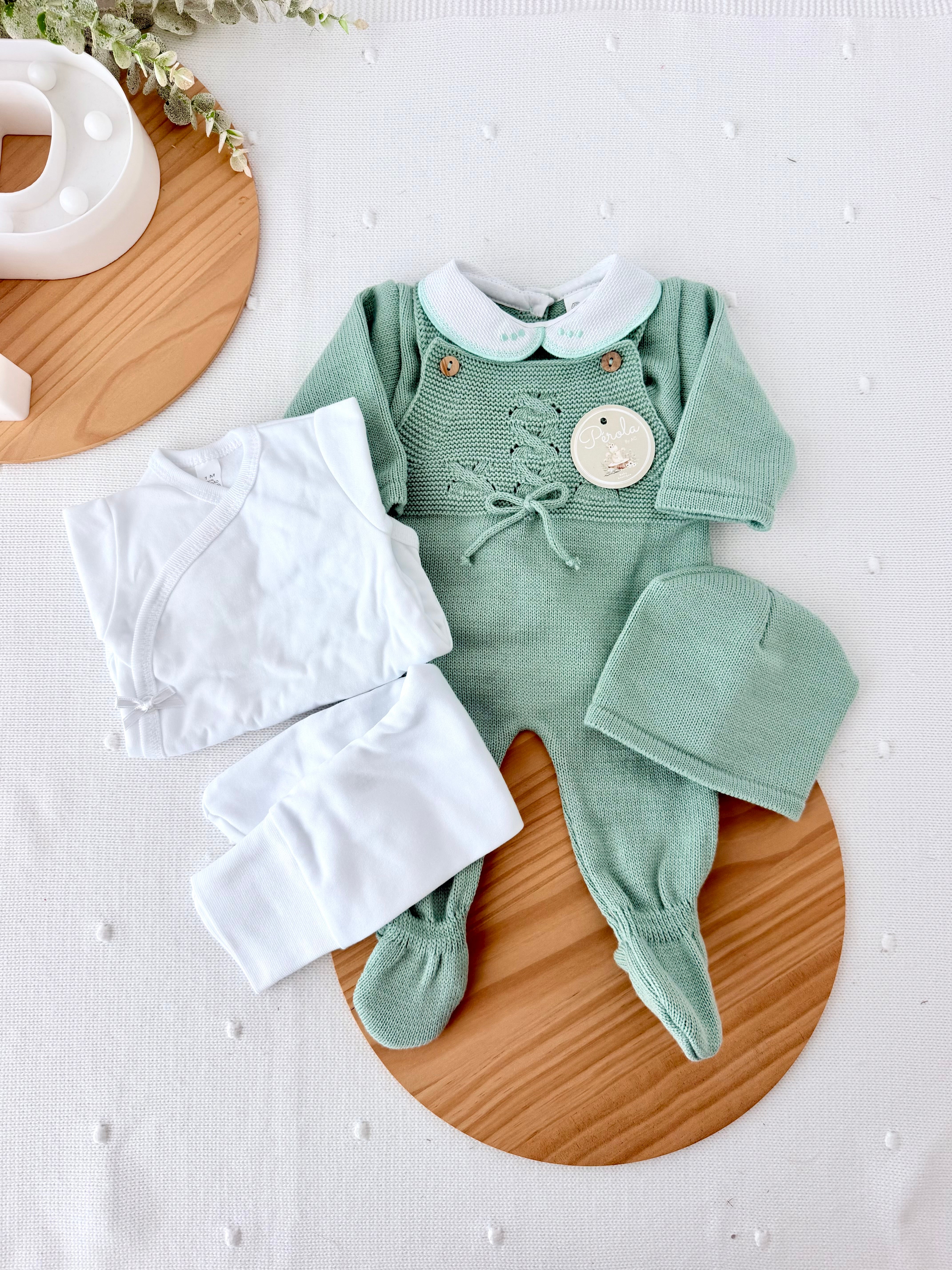 Pack saída de maternidade verde 5 peças: body, calças, jardineiras, camisola e gorro