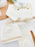 Conjunto Pompom Pérola: jardineiras, camisola e gorro