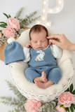 Conjunto coelhinho: jardineiras, camisola e gorro
