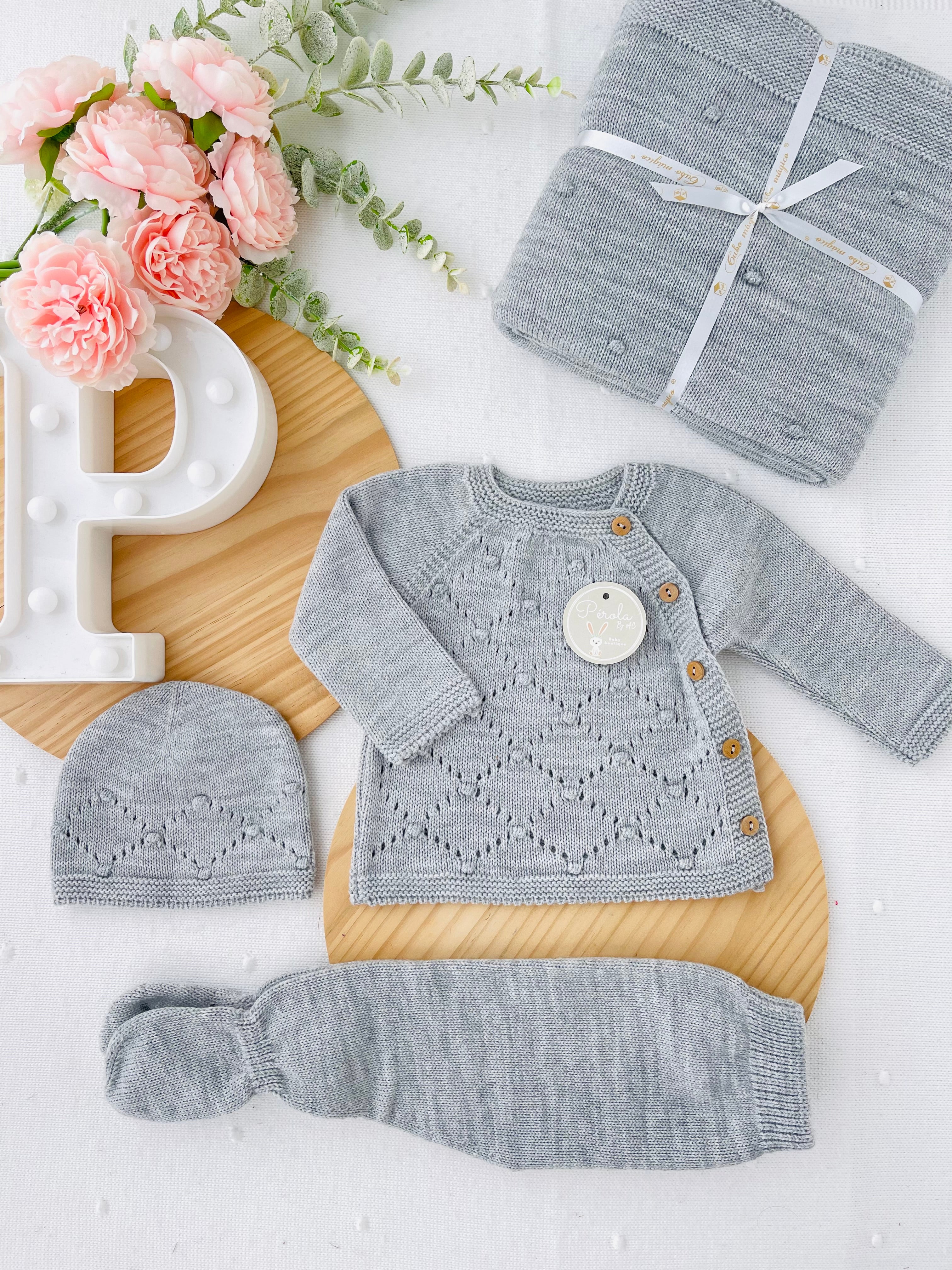 Conjunto malha bolinhas: camisola, calças e gorro- Outono/Inverno. 3/6M