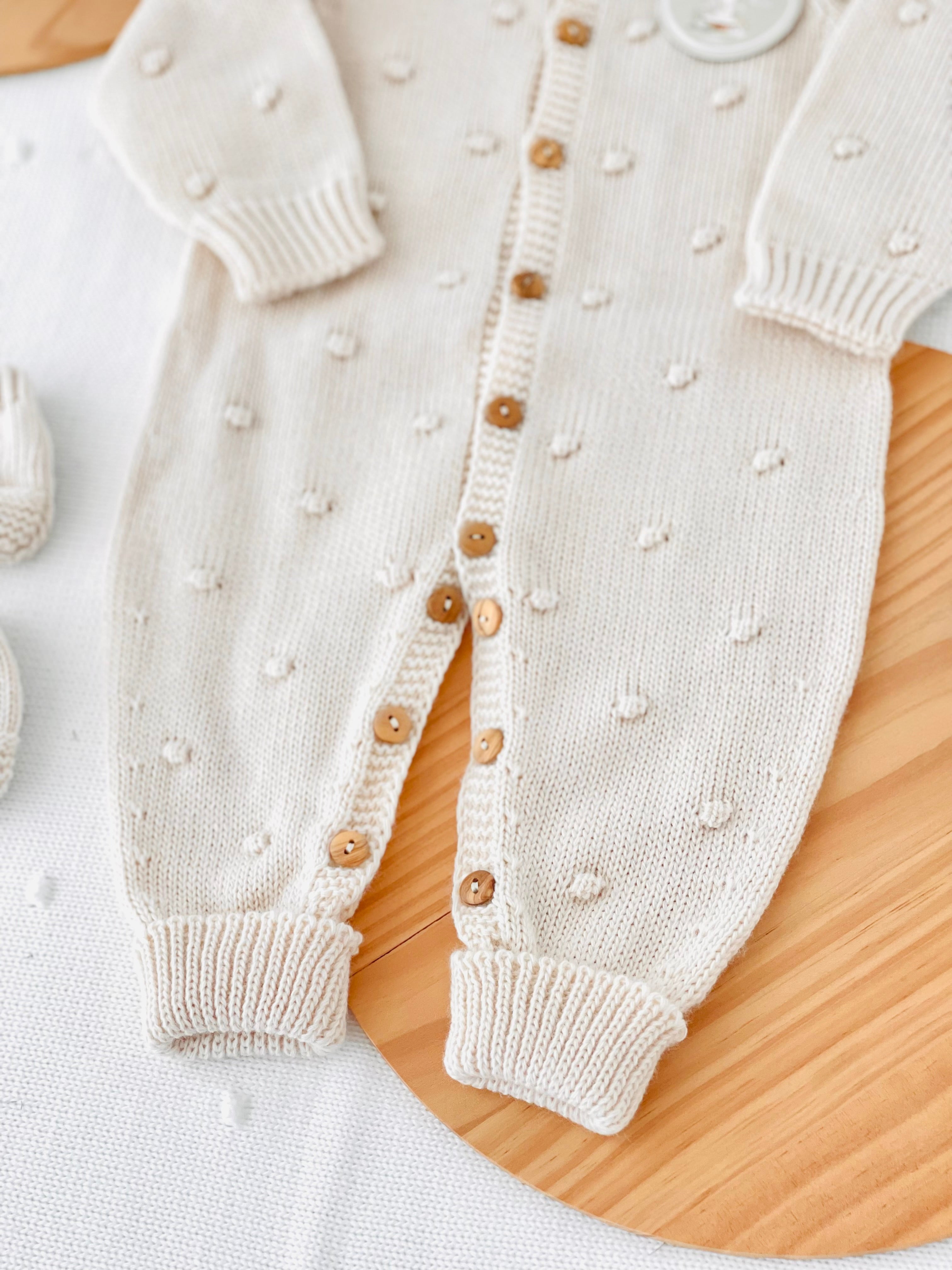 Conjunto bolinhas BEGE: macacão, gorro e carapins de malha