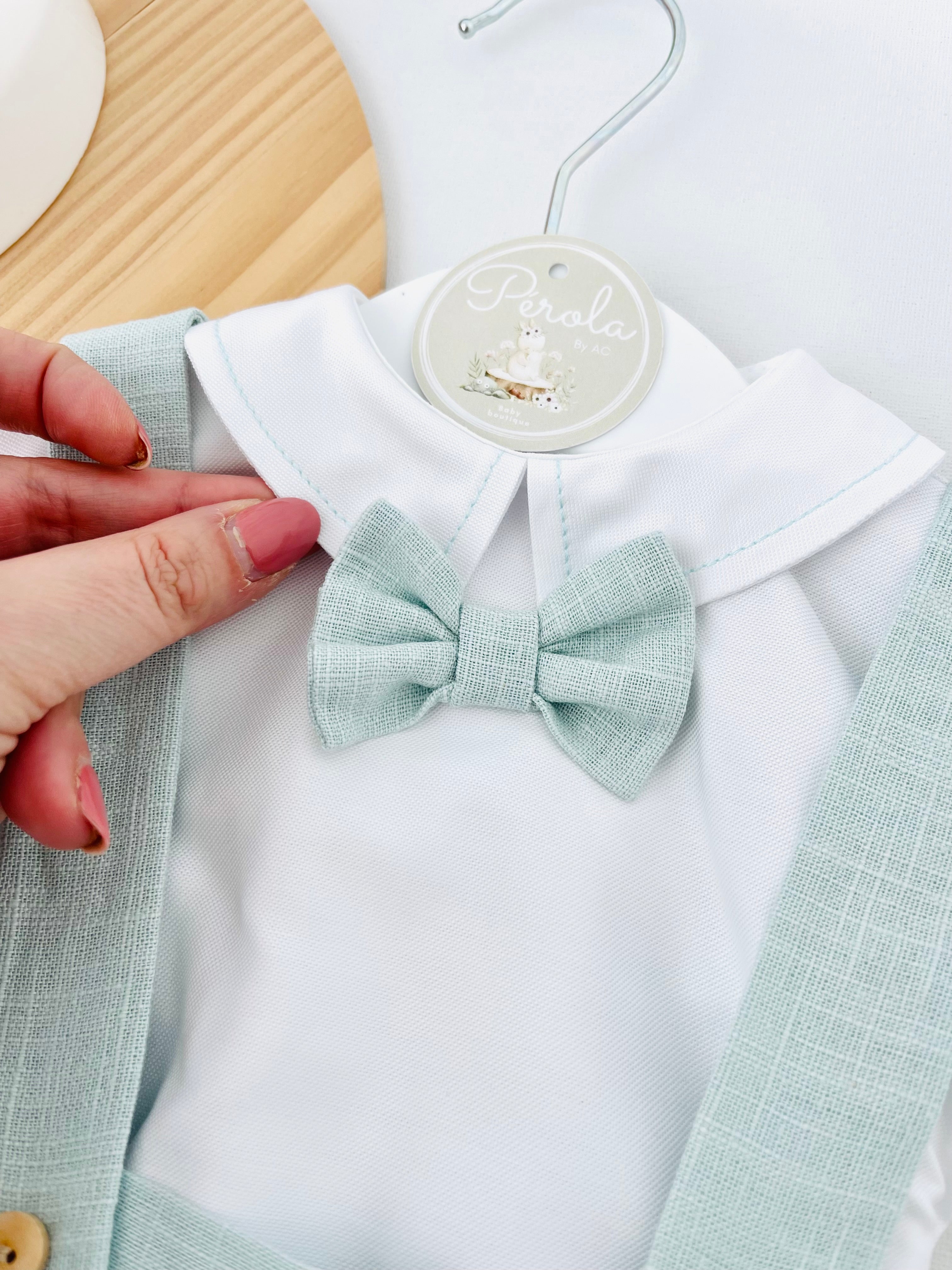 Conjunto cerimónia para menino: calções, camisa e laço