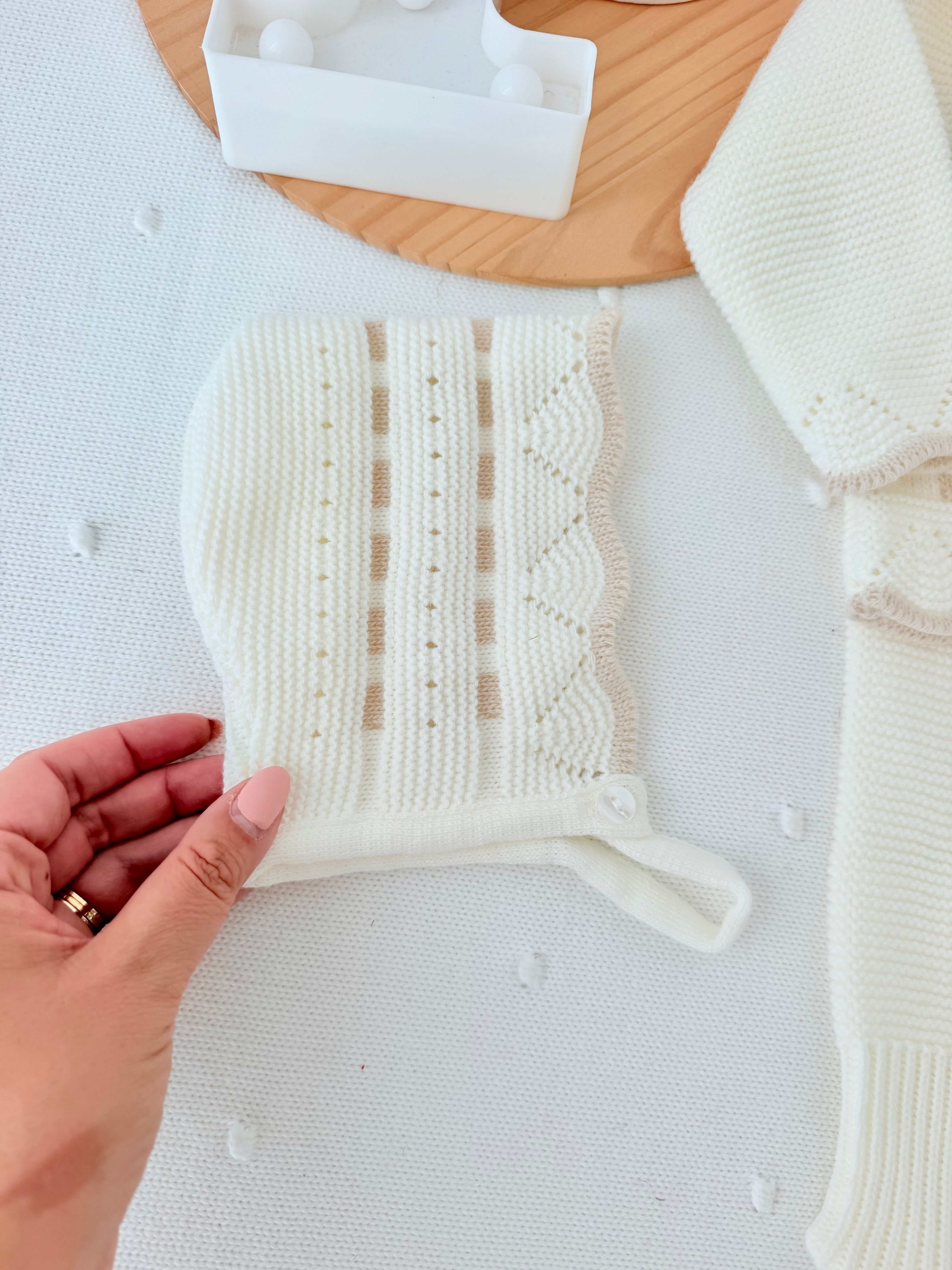Conjunto princesinha de malha pérola com bordado inglês