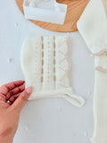 Conjunto princesinha de malha pérola com bordado inglês