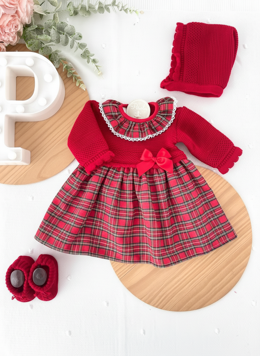 Vestido e touca malha e xadrez com laço vermelho