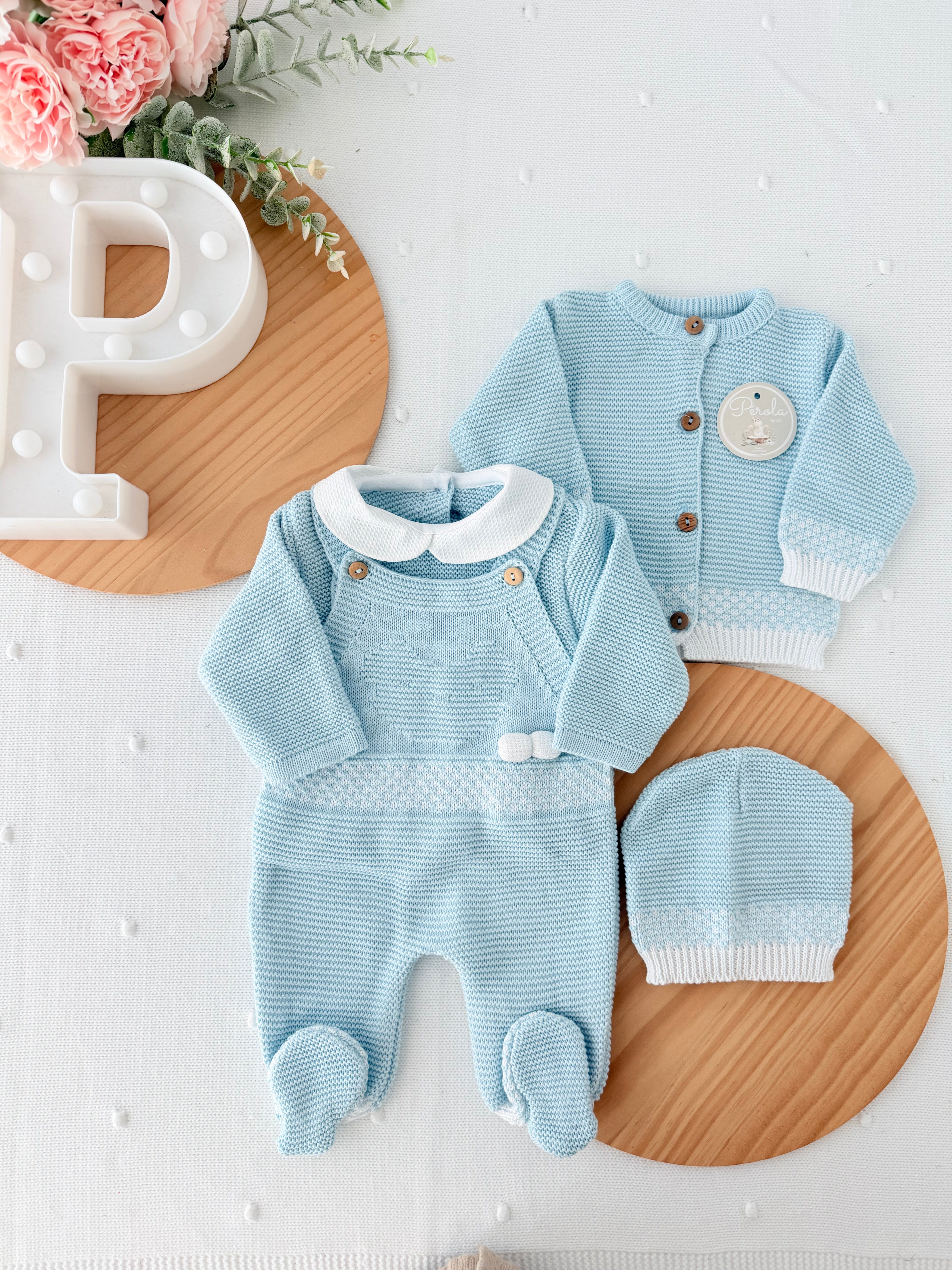 Saída de maternidade ursinho- casaco, jardineiras, camisola e gorro