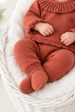 Conjunto doce ternura em tijolo : camisola , calças e touca
