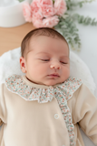 Babygrow tema flores em VELUDO bege
